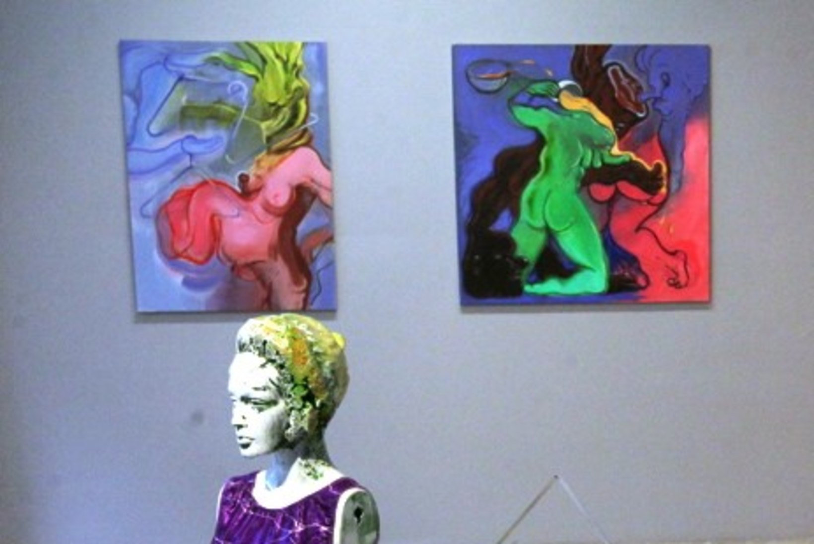 PILDID | Staarkunstnik Jüri Arrak käis koos oma noore elukaaslasega uudistamas "hullu" kunstinäitust, mis on alla 18-aastastele keelatud
