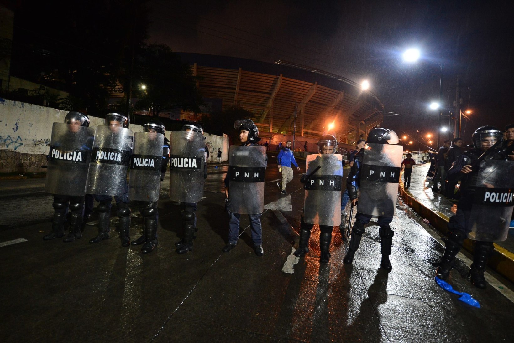 FOTOD | Hondurase jalgpallifännid tekitasid kaose, mistõttu suri kolm inimest