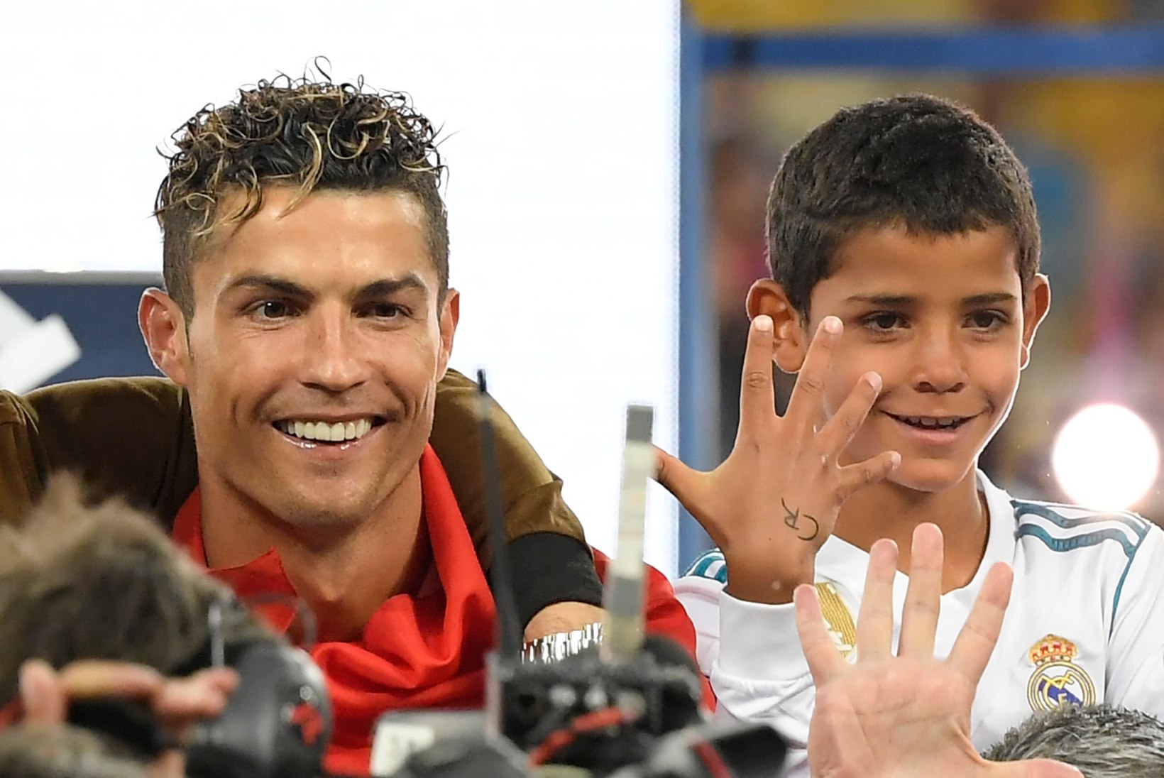 Cristiano Ronaldo šokeeris koos parima sõbraga oma poega
