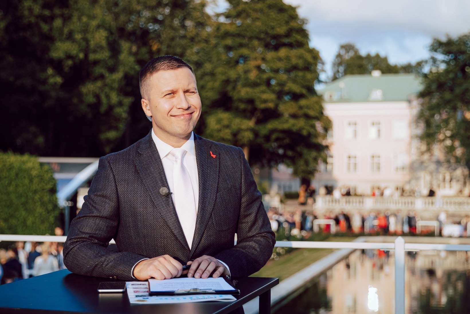 VIDEOD JA GALERII | Kersti Kaljulaid võõrustas taasiseseisvumispäeva puhul Kadrioru roosiaias külalisi 
