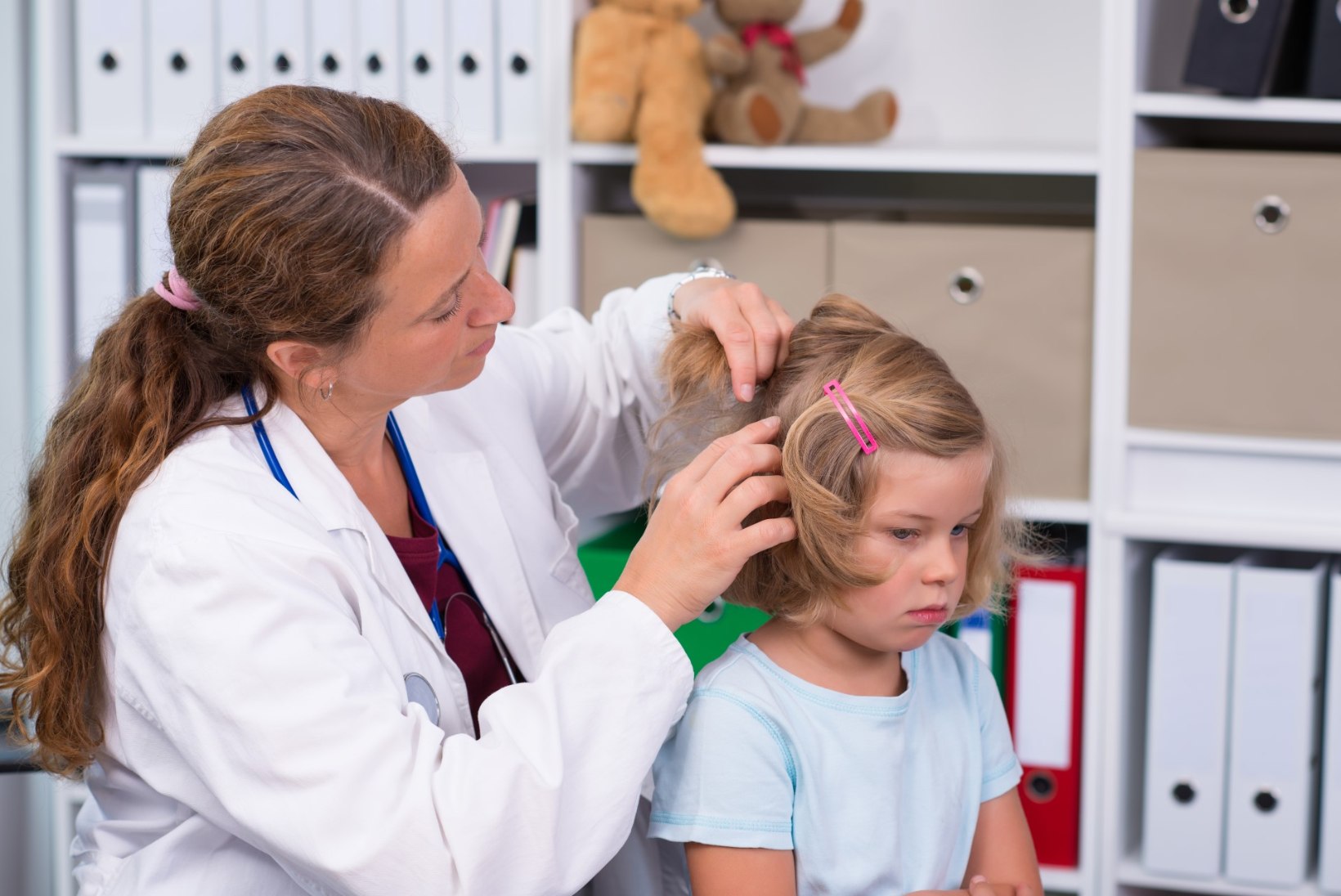 Terviseamet: täide leviku vältimiseks tasub enne kooli algust lapse juukseid kontrollida