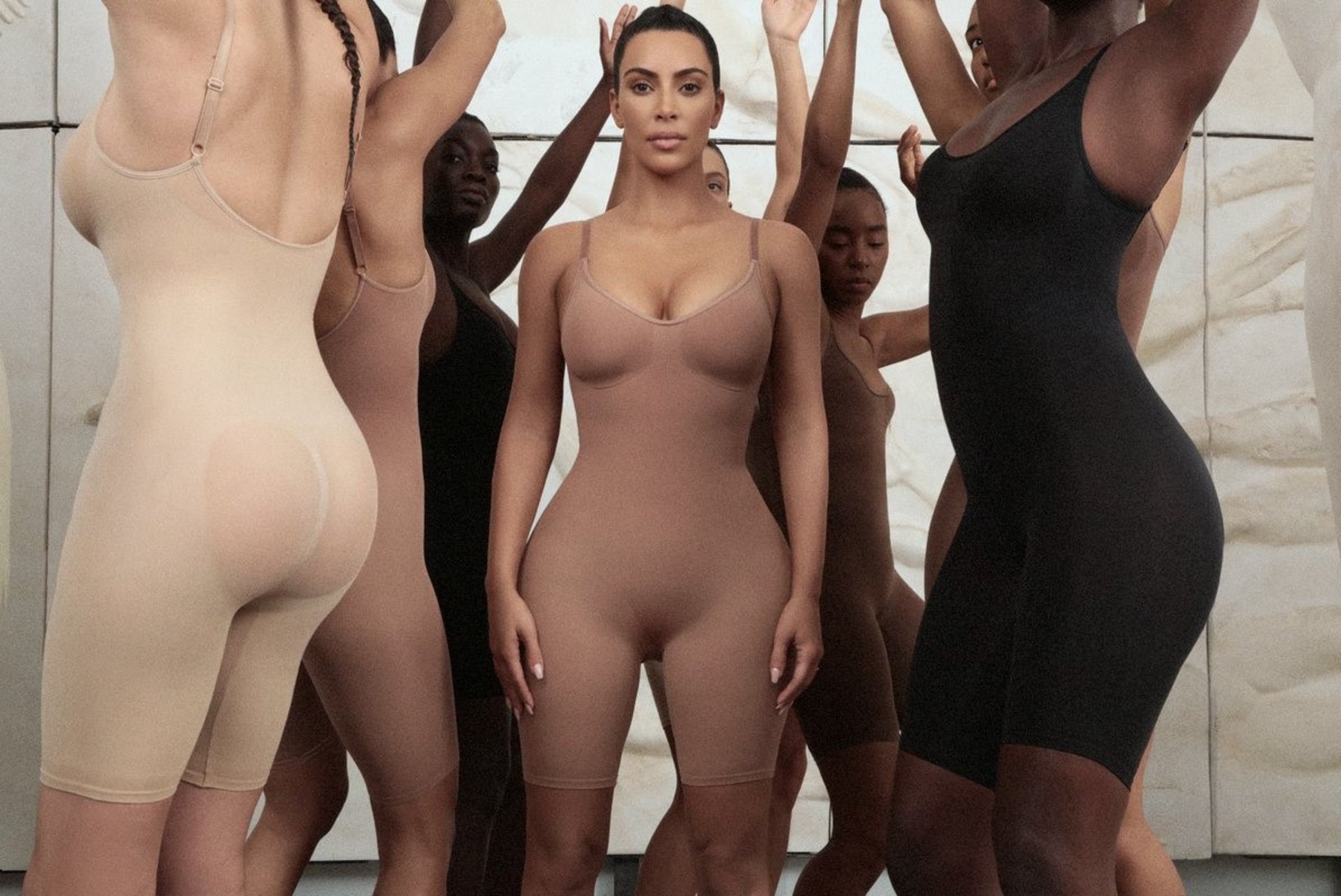 VIDEO | Kim Kardashian tõmbas vabastatud vangile selga oma korrigeeriva pesu