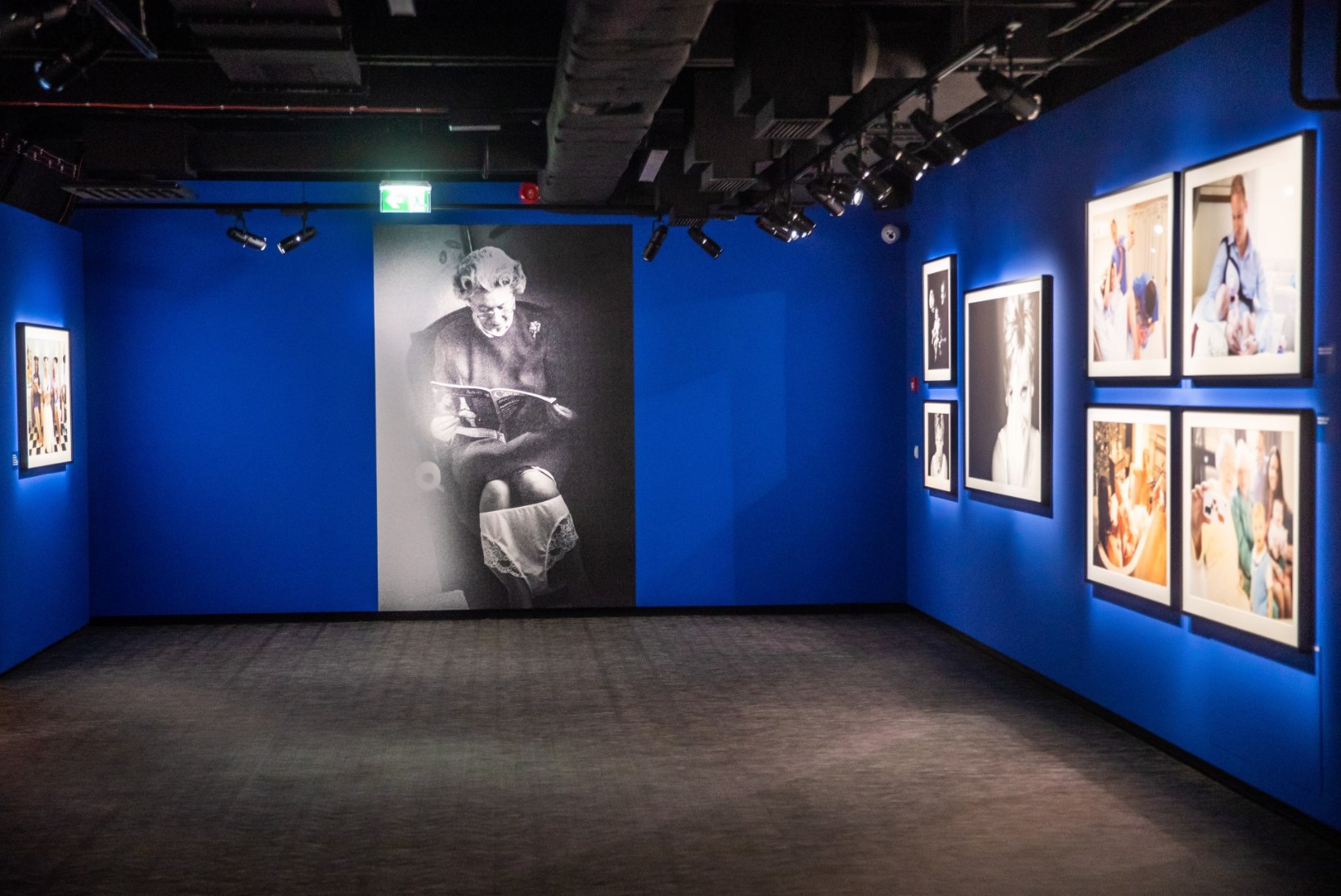 GALERII | Fotografiskas avatud Briti kunstniku näitus annab võimaluse piiluda staaride eraellu
