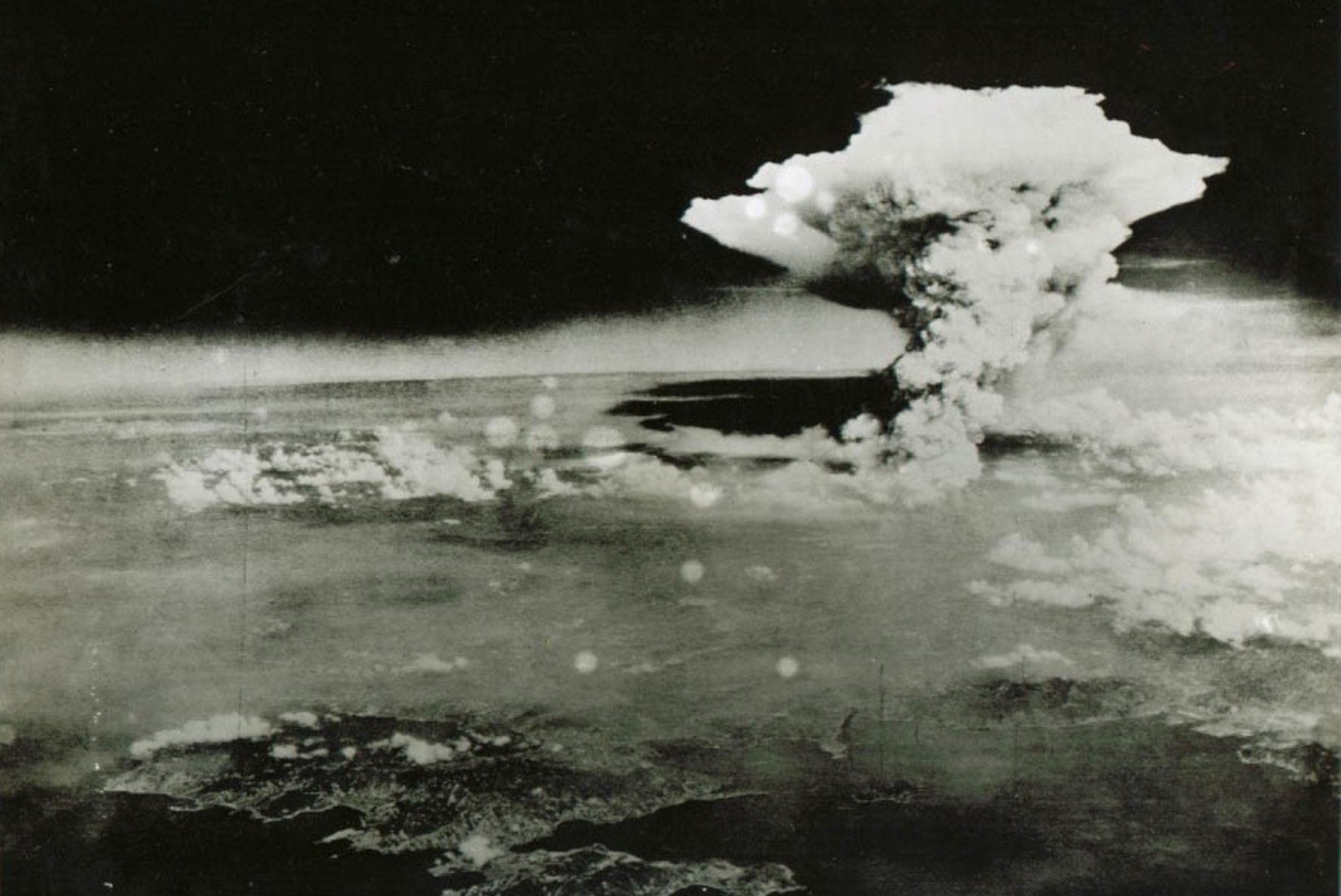 MINEVIKUHETK | 6. august: ameeriklased heitsid Hiroshimale laastava aatomipommi