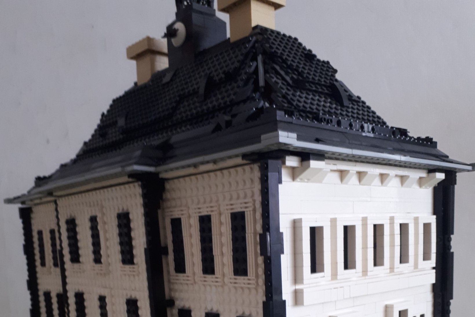 ARHITEKTUURIPÄRL: noormees ehitas 50 tunniga legodest Tartu raekoja