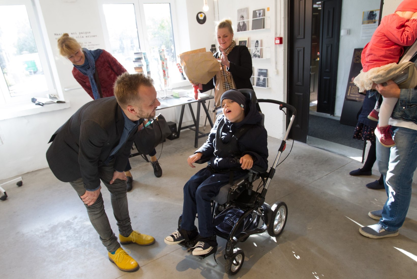 GALERII | Dokfoto keskuses avati näitus puuetega laste kodusest elust