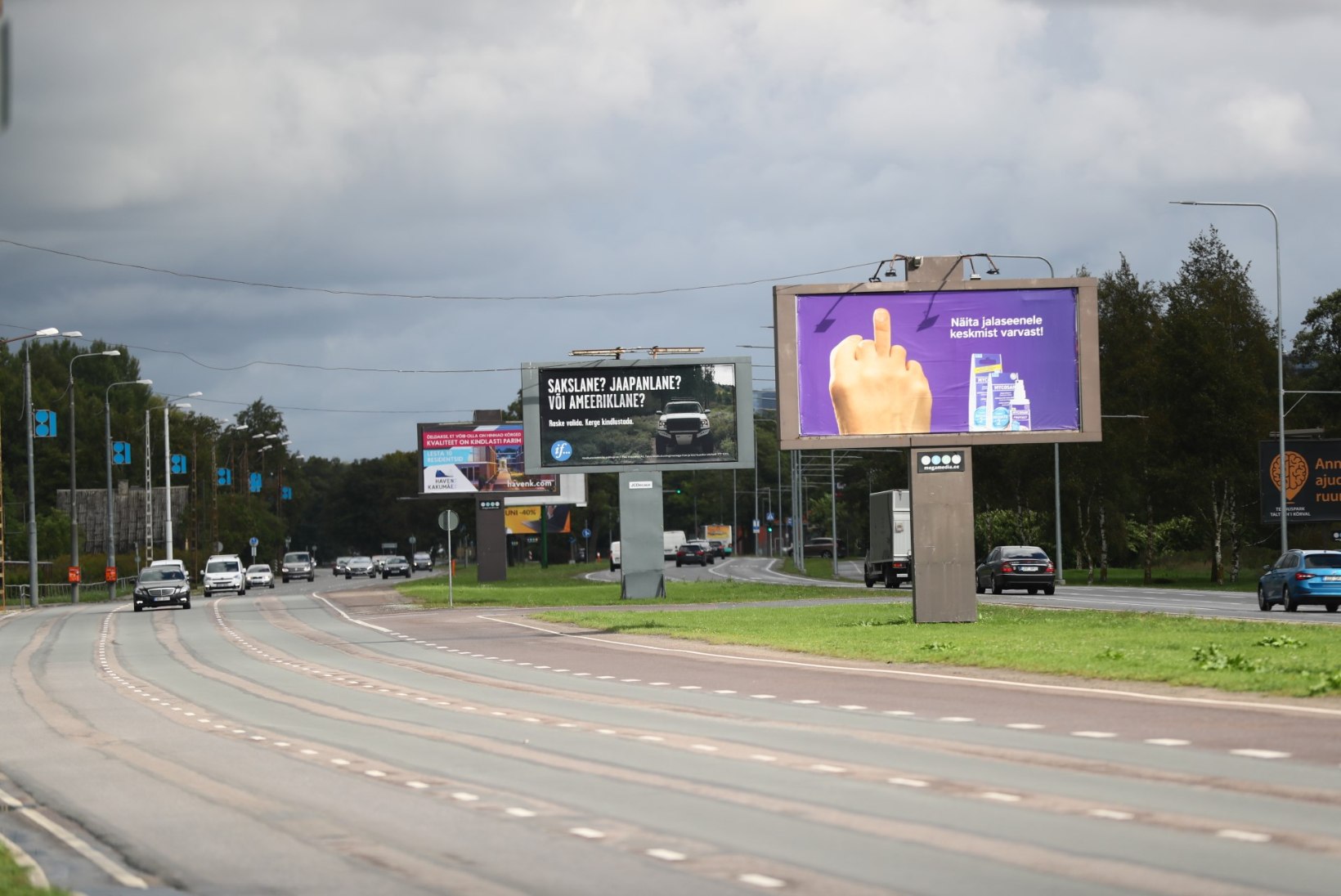 MIKS NII? Trumpi pilav reklaam kästi Tallinnas maha võtta, aga keskmist varvast näitav plakat võib jääda