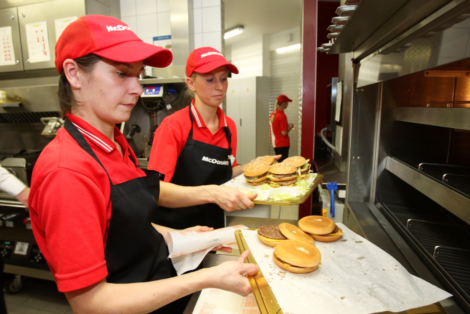 VÄGEV! Tartu Lõunakeskuse McDonalds pidi valmistama ajaloo suurima tellimuse: lahke südamega noormees tellis 1000 burgerit!