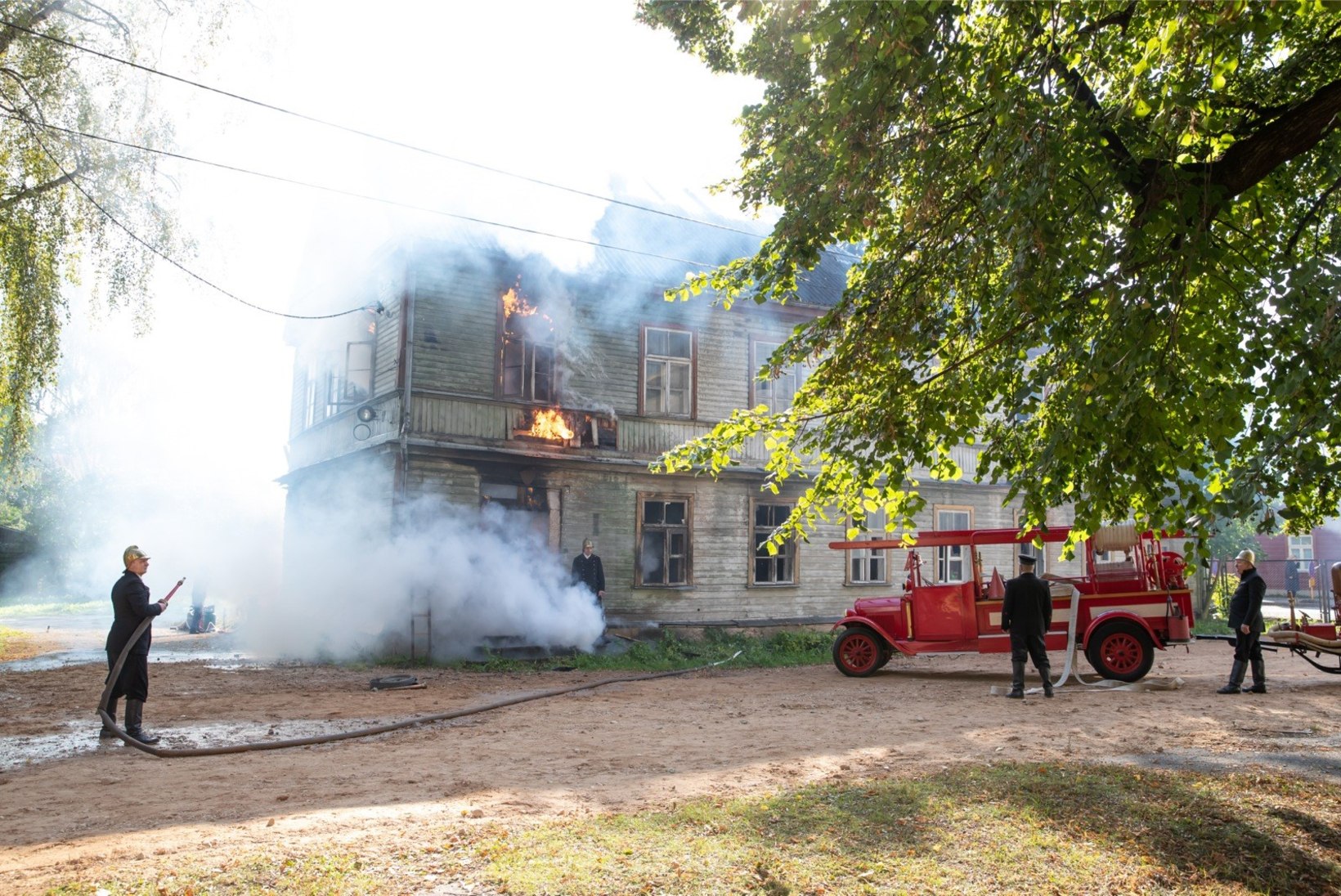 FOTOD | Karlova põles jälle: spioonifilmi ülesvõtmiseks pandi puumajale tuli otsa