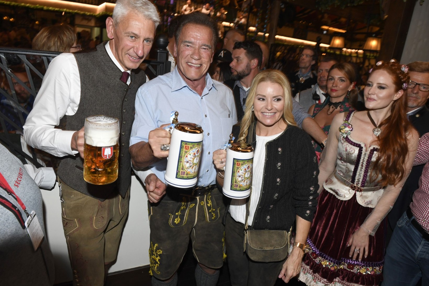 Nahkpükstega Schwarzenegger lustis pruudi seltsis Oktoberfestil