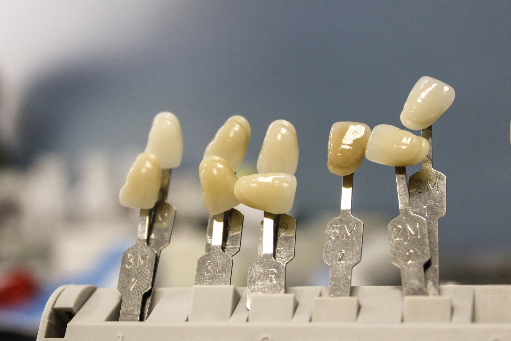PANE NAERATUS SÄRAMA! Millega saab asendada puuduvaid hambaid?