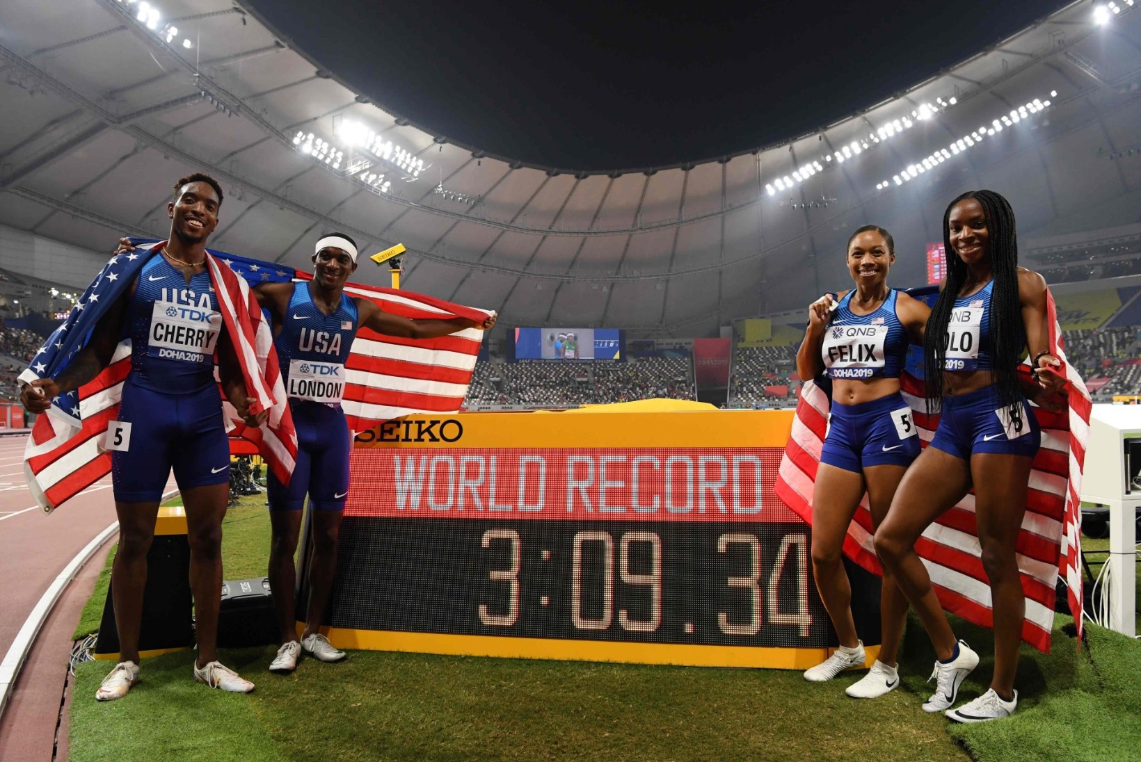 MÜSTILINE NAINE! USA teatevõistkonna maailmarekordini aidanud naissprinter võitis ajaloolise kulla