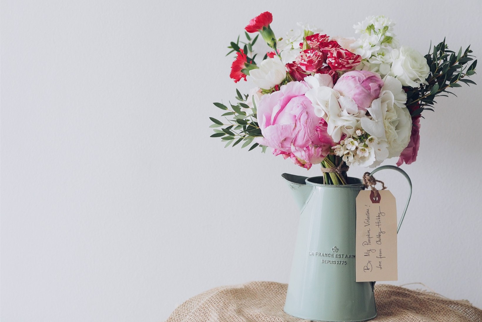 9 kaunist ideed, kuidas sättida kingituseks toodud lilled