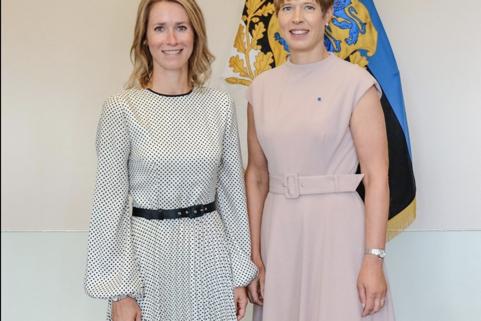 FOTOD | Tenniseid ja roosakat kleiti kandnud president Kersti Kaljulaid kohtus Kaja Kallase ja Indrek Saarega