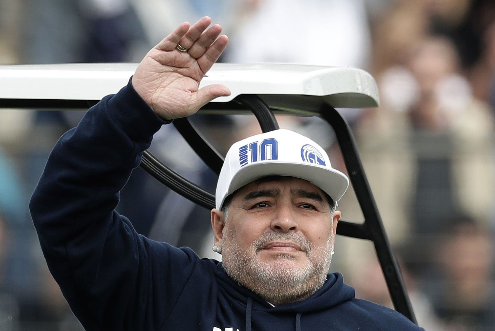 Skandaalne Diego Maradona jätkab treeneritööd kodumaal, kus teda tervitas 25 000 fänni