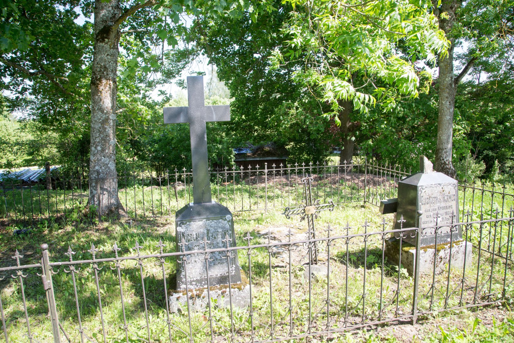 Voldemar Kuslapi kalmukolumn | Ammused hauad Koeru kirikuaias