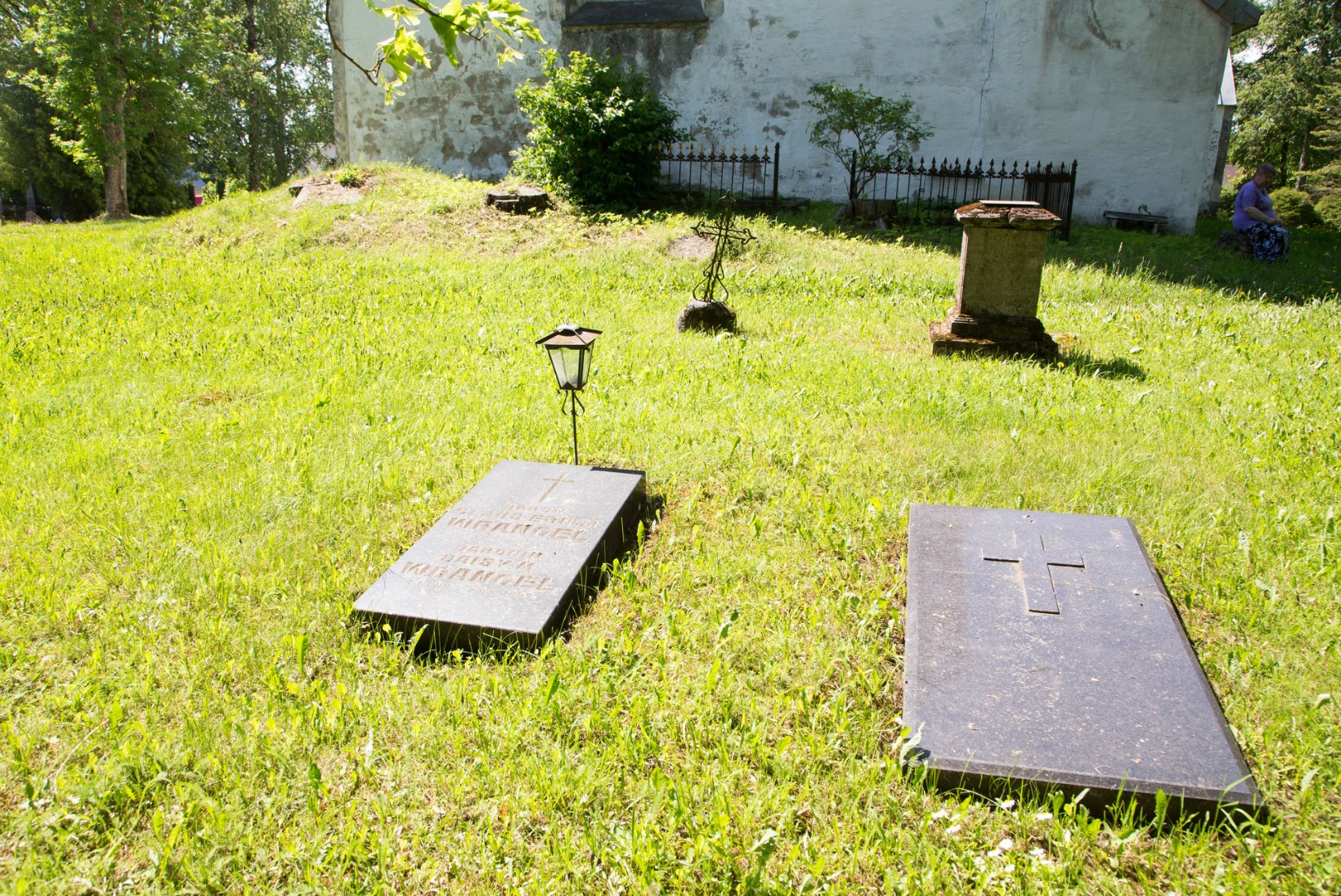 Voldemar Kuslapi kalmukolumn | Ammused hauad Koeru kirikuaias