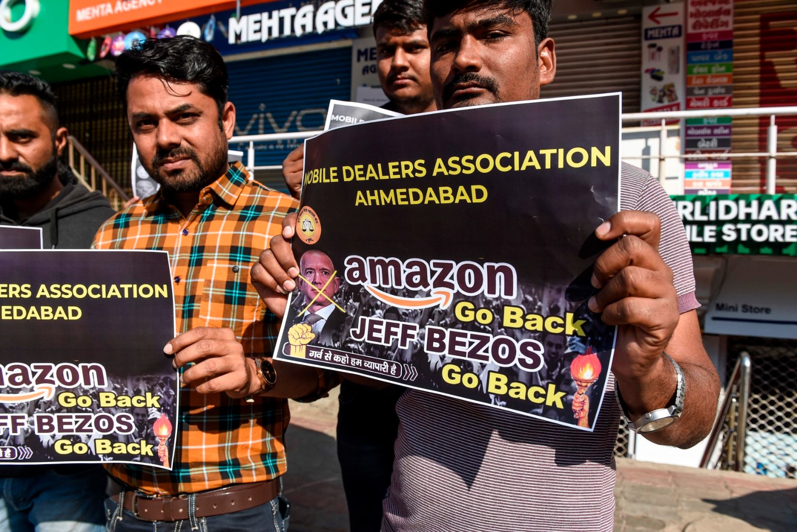 Amazoni bossi tervitasid Indias vihased väikepoodnikud