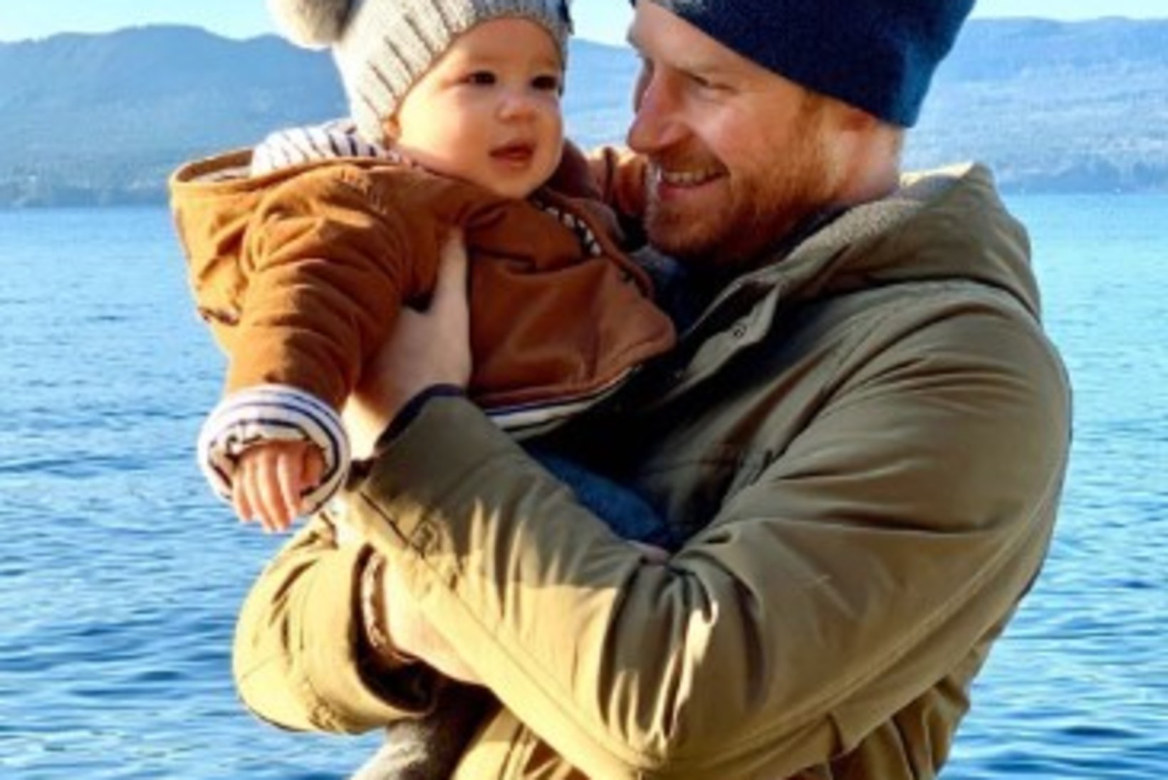 Harry ja Meghani poeg kannab värskel fotol erilise sõnumiga mütsi