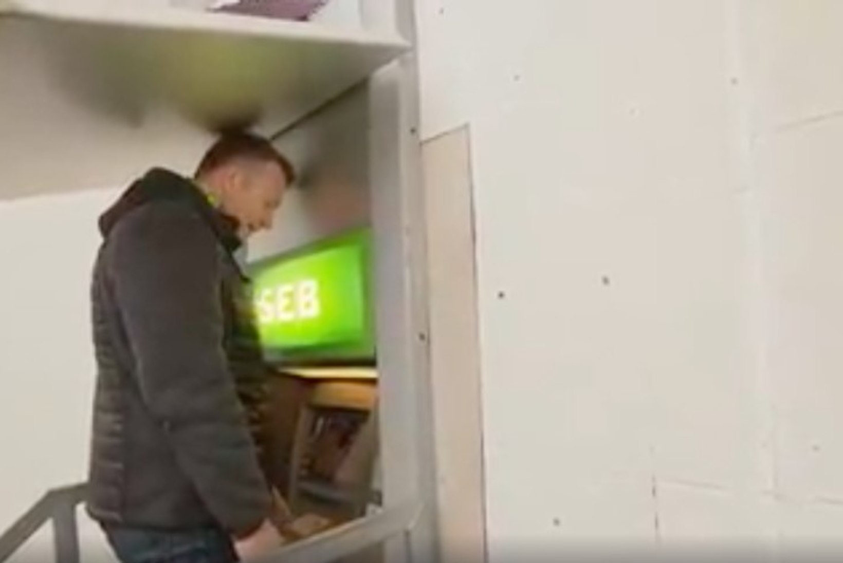 VIDEO | Hannes Hermaküla jäi Paides sularahaautomaadiga hätta
