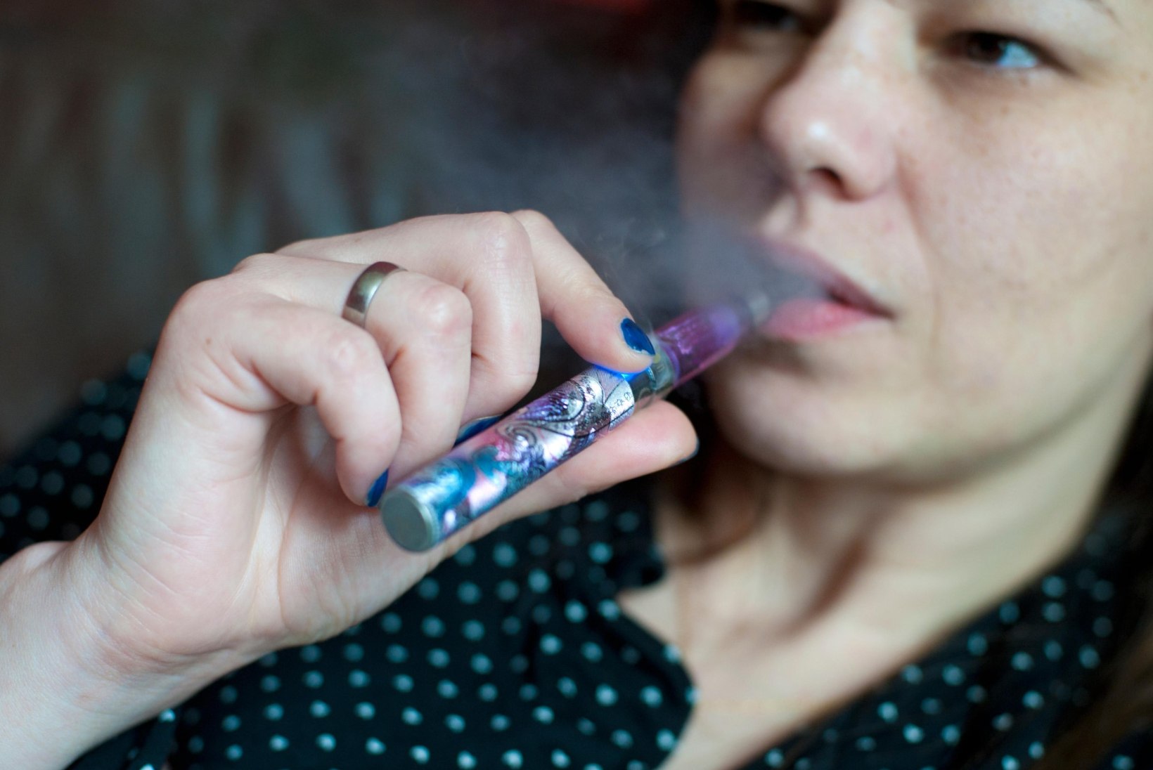 TERVISEEKSPERT HOIATAB: e-sigaretid on ohtlikud ja käivitavad haigusi nagu tavaline suitsetamine