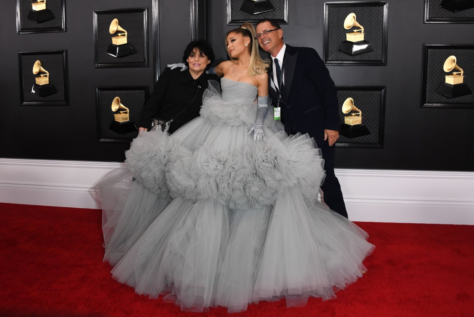 Ariana Grande saabus Grammyde jagamisele pahviks lööva kleidiga