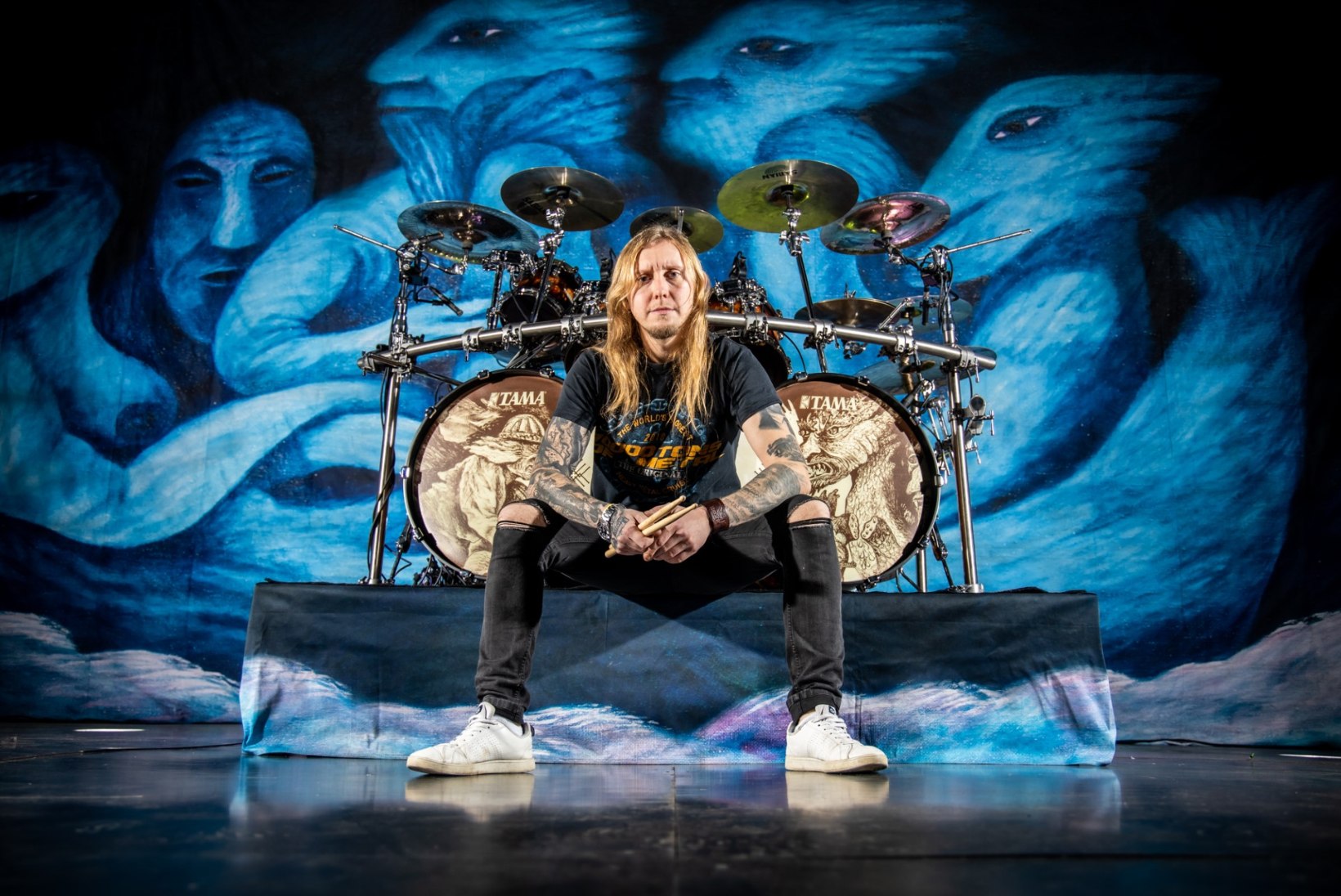 Metsatöllu trummar Tõnis Noevere: olin noorena väga enesekindel ja arvasin, et lähen Lars Ulrichi asemel Metallicasse trumme mängima