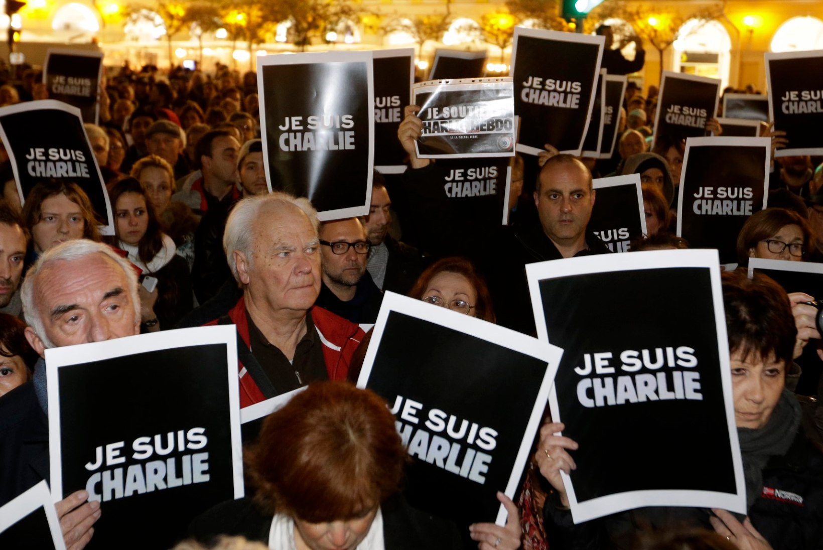 MINEVIKUHETK | 7. jaanuar: terroristidest vennad korraldasid Pariisi satiiriajakirja toimetuses veresauna