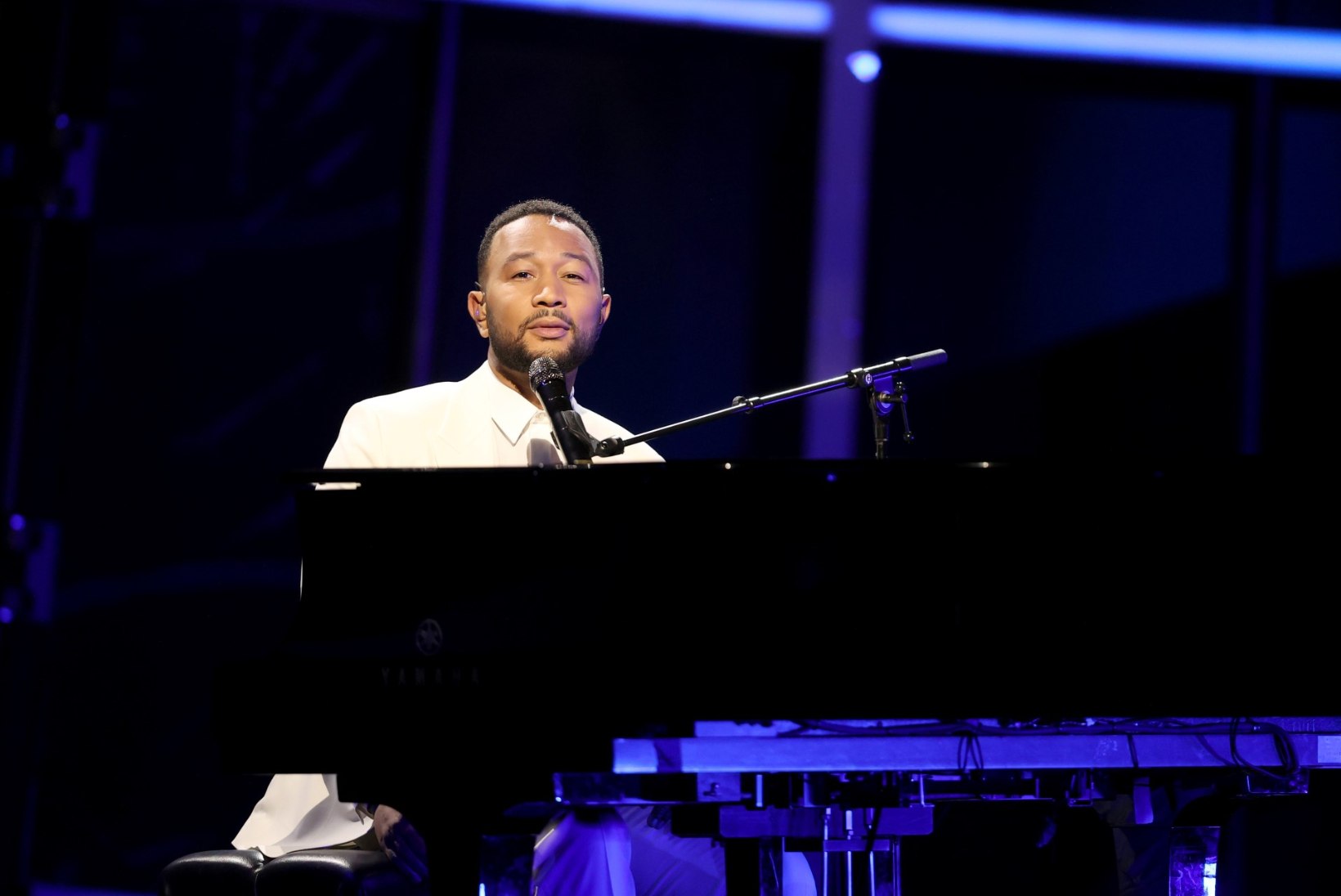 Lapsest ilma jäänud John Legend pühendas auhinnagalal laulu oma naisele Chrissyle