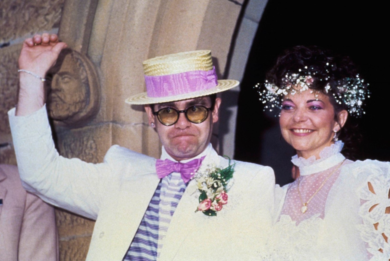 Elton ja tema eksnaine jõudsid kohtuvälisele kokkuleppele