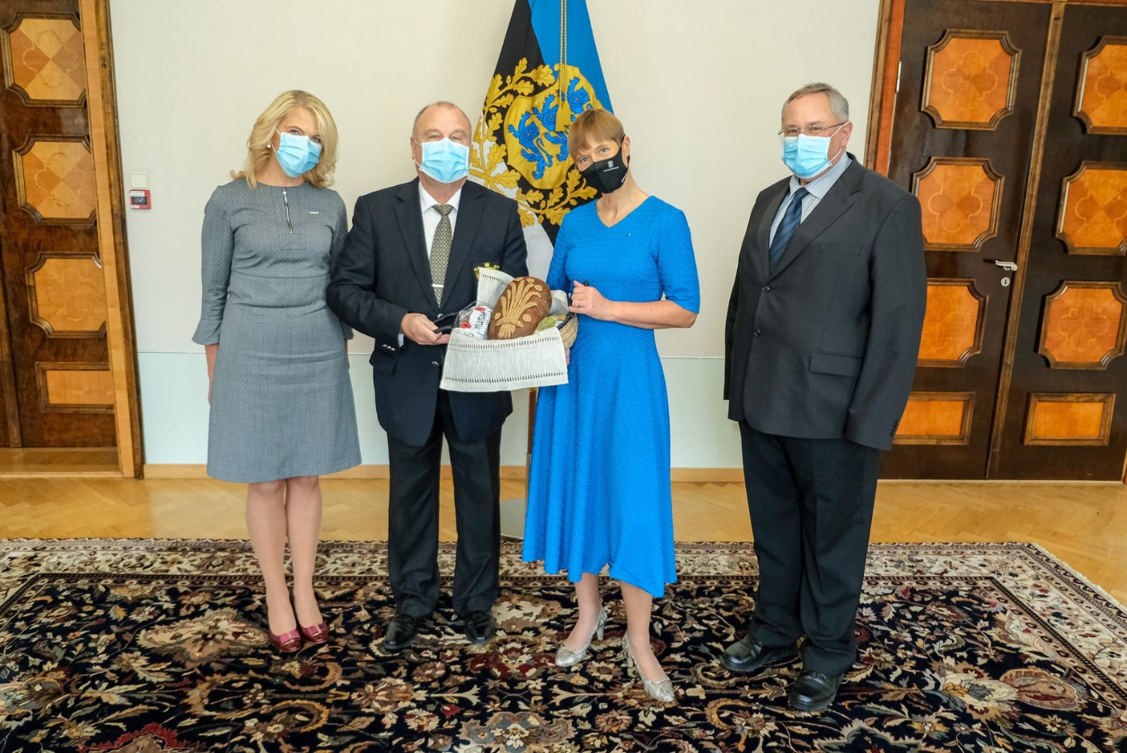 LEIBA EI ASENDA! President Kersti Kaljulaid sai värskest saagist valmistatud leiva