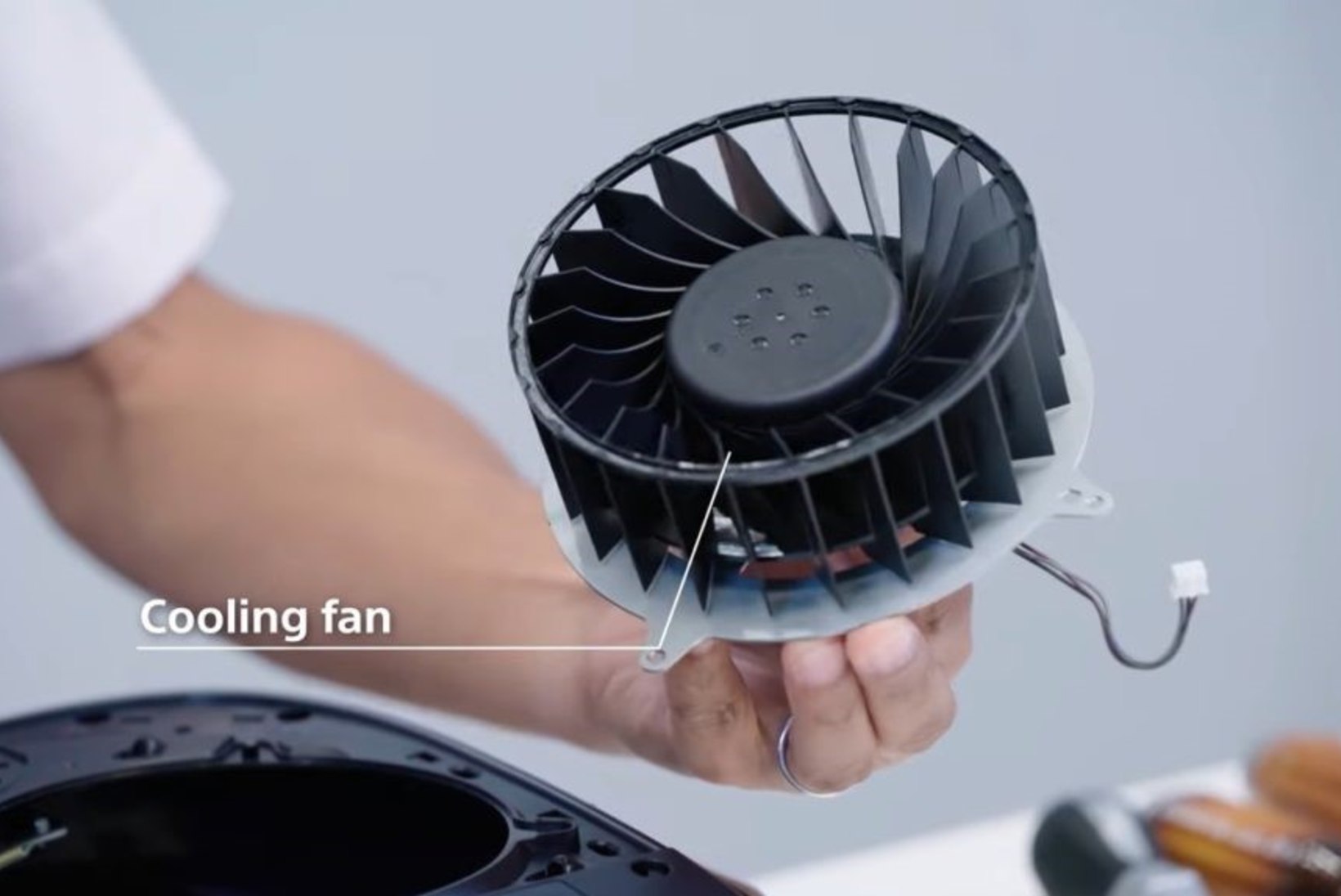 Sony hakkab PlayStation 5 hiiglaslikku ventilaatorit veebiuuenduste abil optimiseerima
