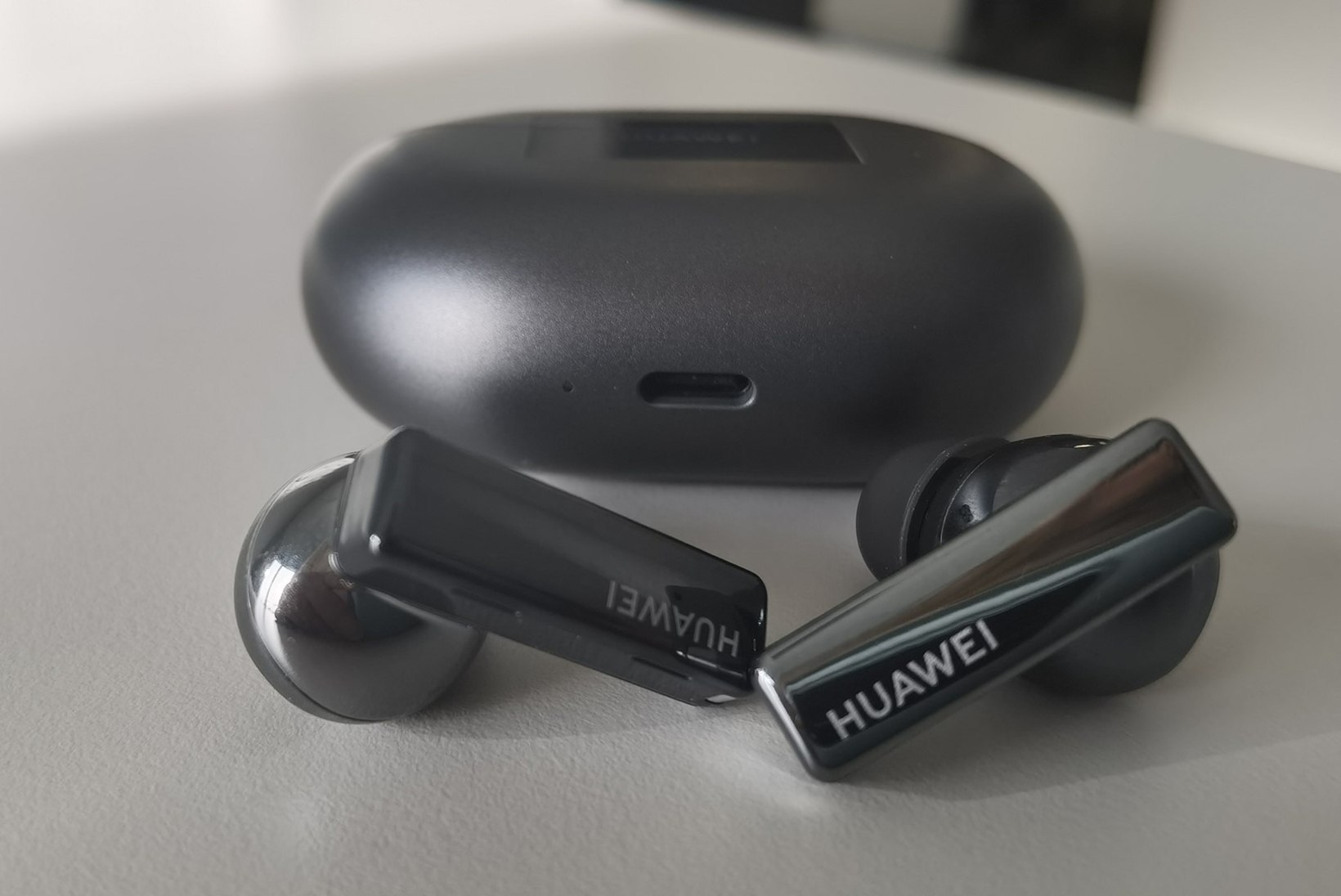 Avatud kontoris on raske keskenduda või teetööd häirivad? Huawei FreeBuds Pro kõrvaklapid võivad imesid teha!