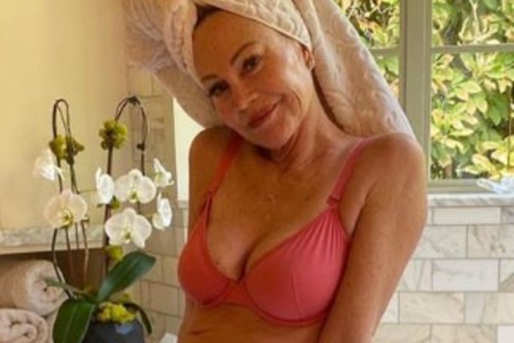 63aastane Melanie Griffith näeb roosas pesus sensatsiooniline välja!