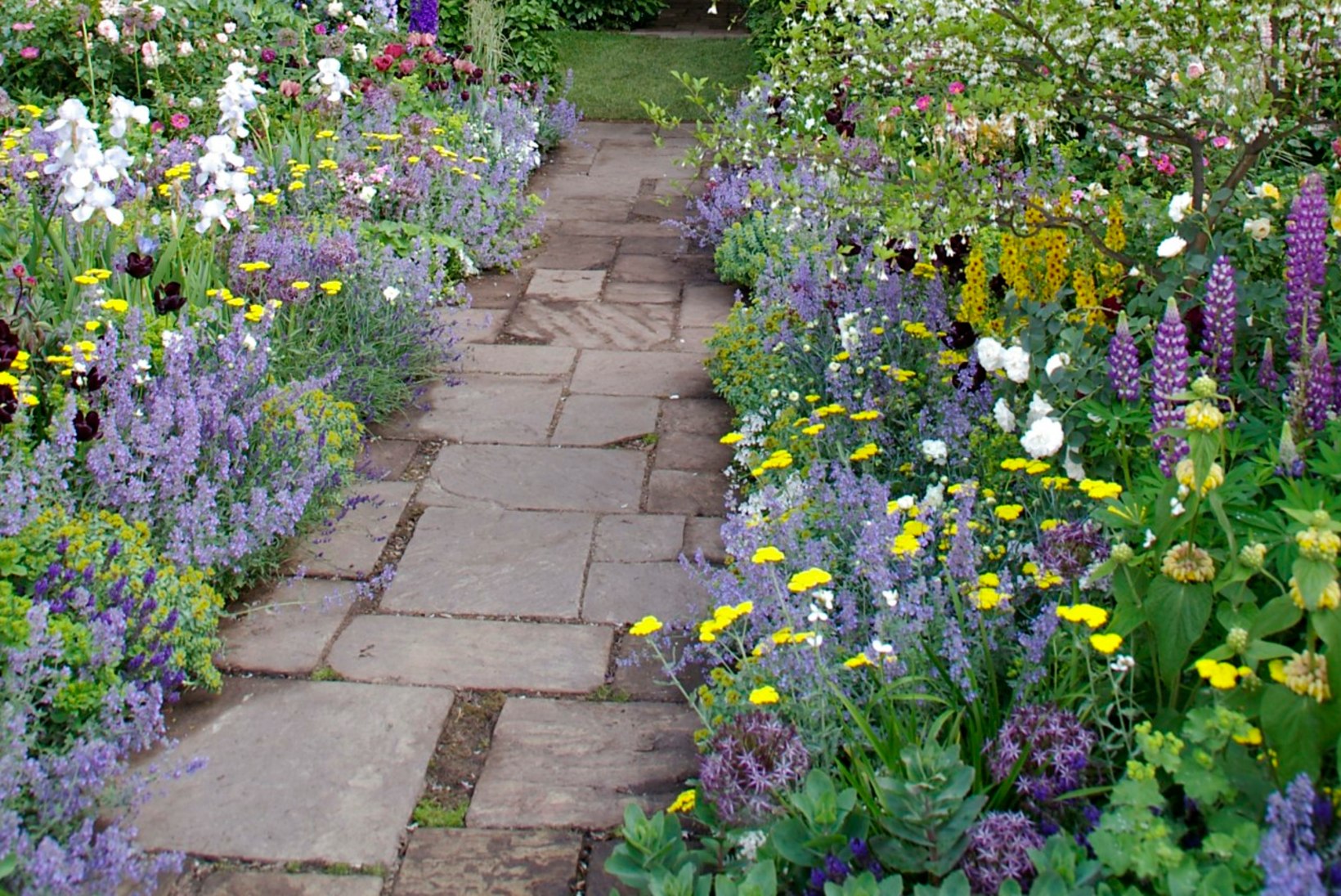 Inspireerivad aiateed: erinevad mustrid ja materjalid lisavad aiale isikupära