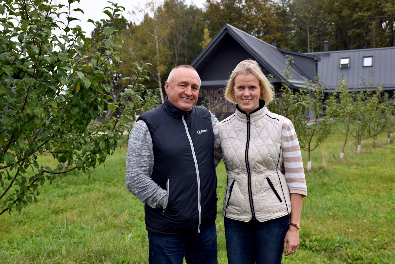 UUS ALGUS | Abielupaari suur elumuutus: Šveitsist Eestisse ja õunaaeda pidama