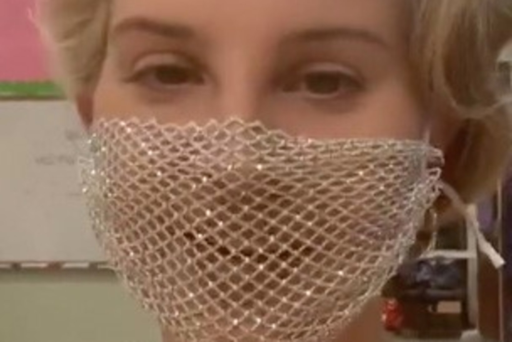 PAKS PAHANDUS: Lana Del Ray kandis fännikohtumisel võrgust maski