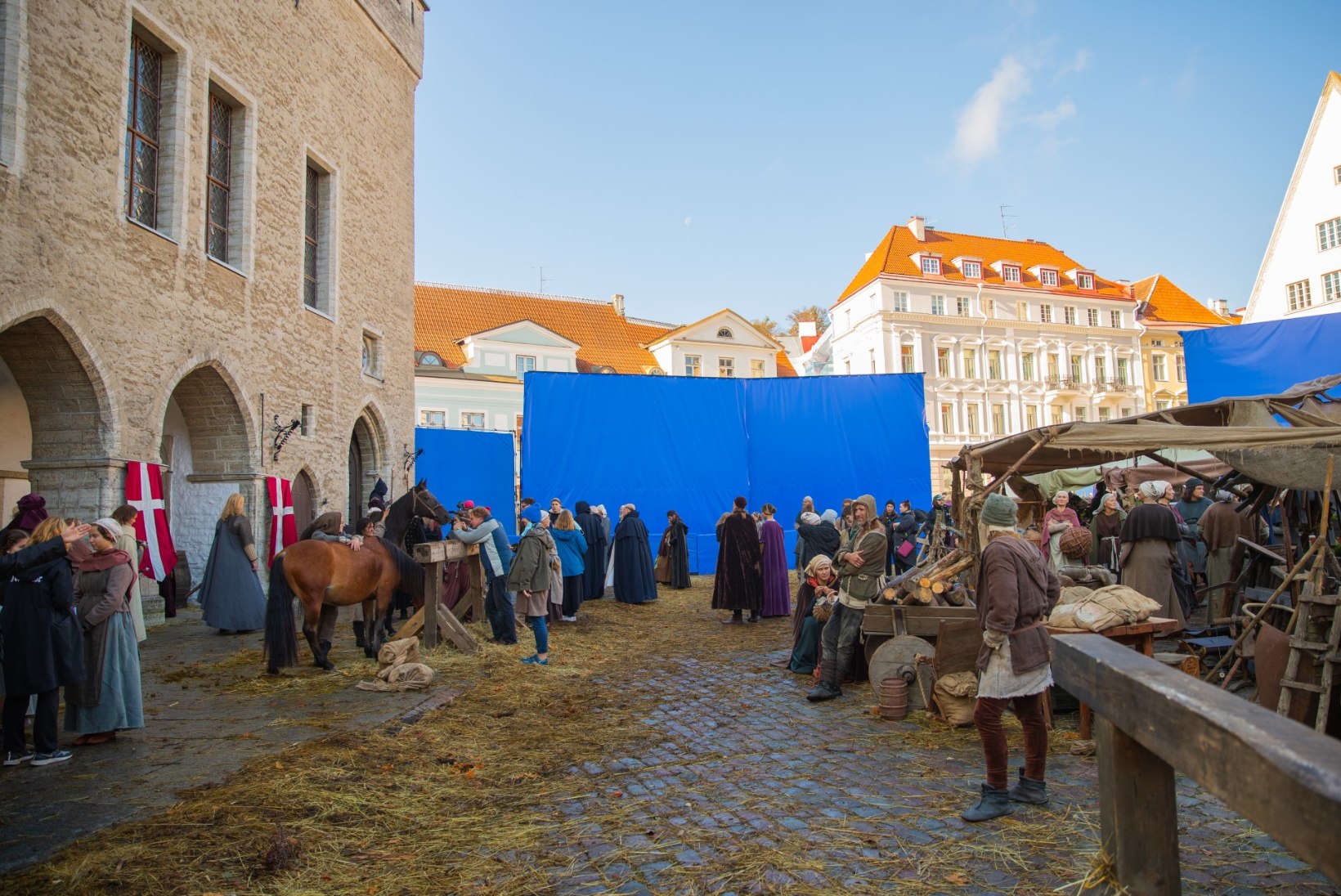 GALERII | Eesti filmi „Apteeker Melchiori“ 100 osatäitjaga massistseen muutis Raekoja platsi kirjumaks kui jõuluturg