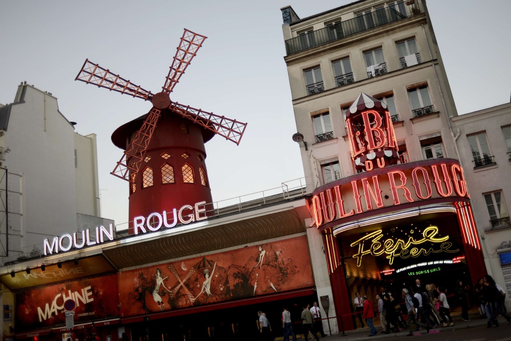 ESIMESENA PARIISIS: kõigepealt särasid elektrituled Moulin Rouge'is