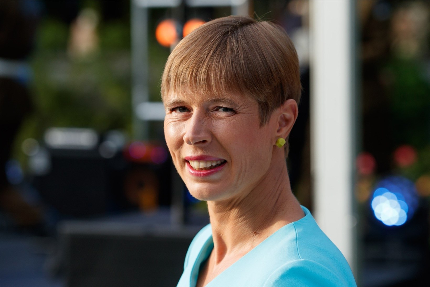 President Kersti Kaljulaid annetas peene kleidi heategevusele