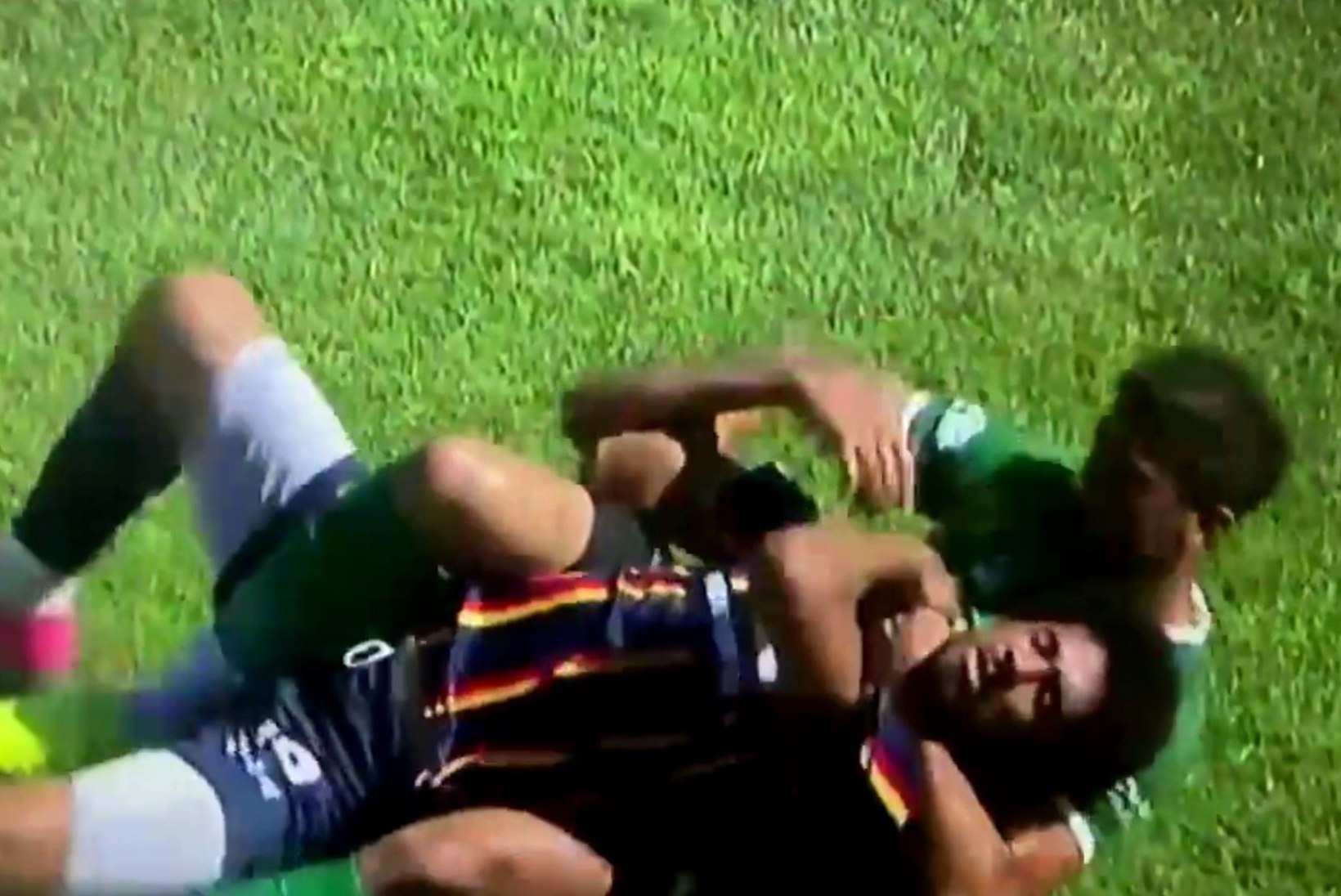 VIDEO | Sõgestunud jalgpallur üritas vastase ära kägistada