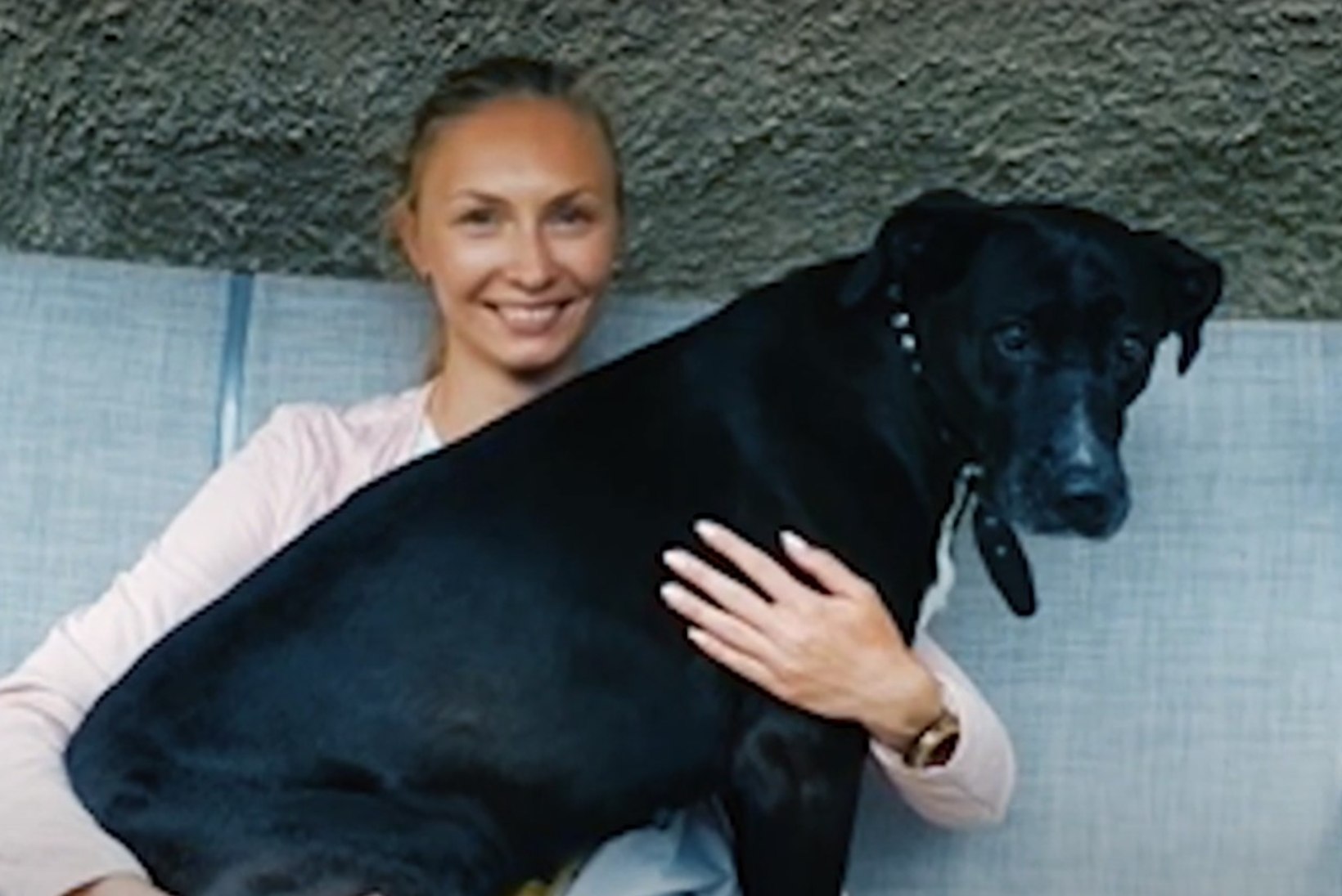 KURB LOOMALUGU NARVAS: ema ja tütar päästsid alkohooliku käest näljas ja stressis koera, kuid politsei viis looma mehele tagasi