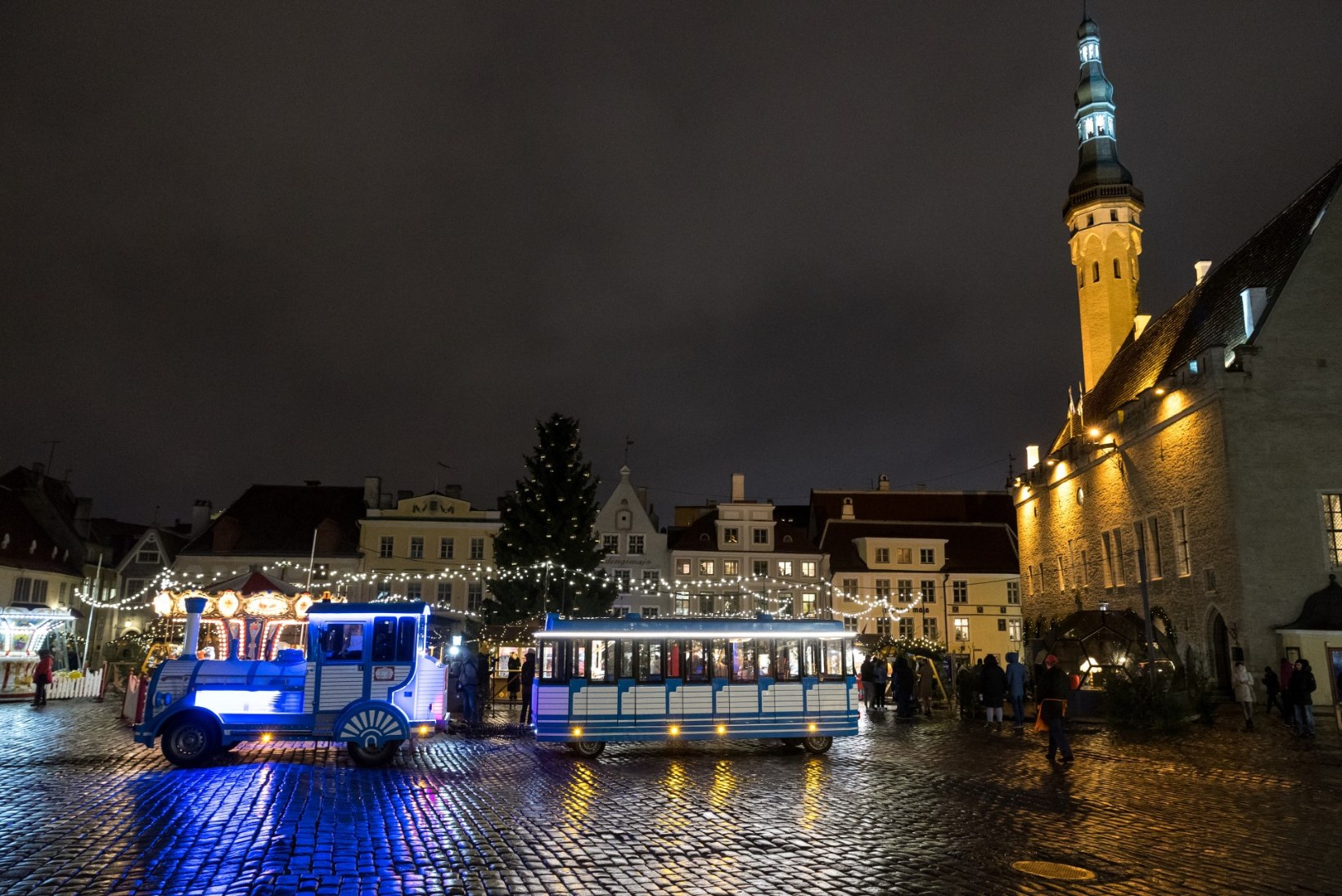 GALERII | Kuusk särab täies ilus! Tallinna raekoja jõulupuul süüdati tuled