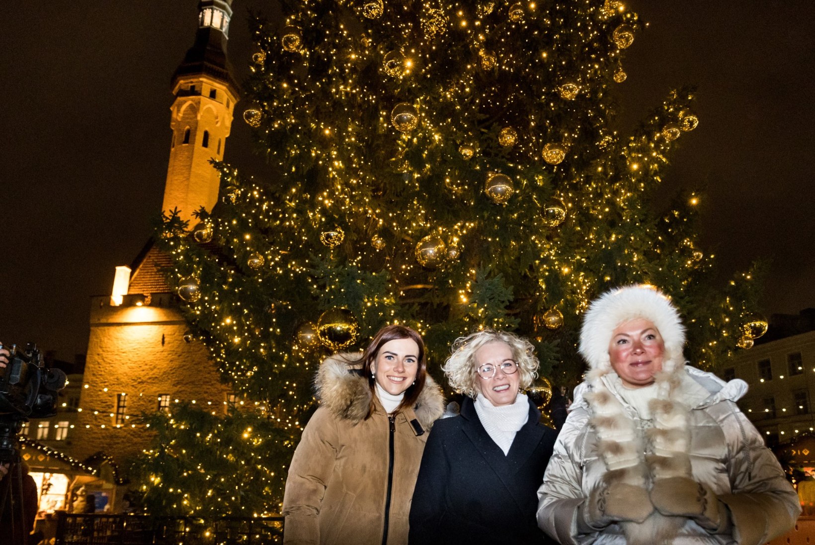 GALERII | Kuusk särab täies ilus! Tallinna raekoja jõulupuul süüdati tuled