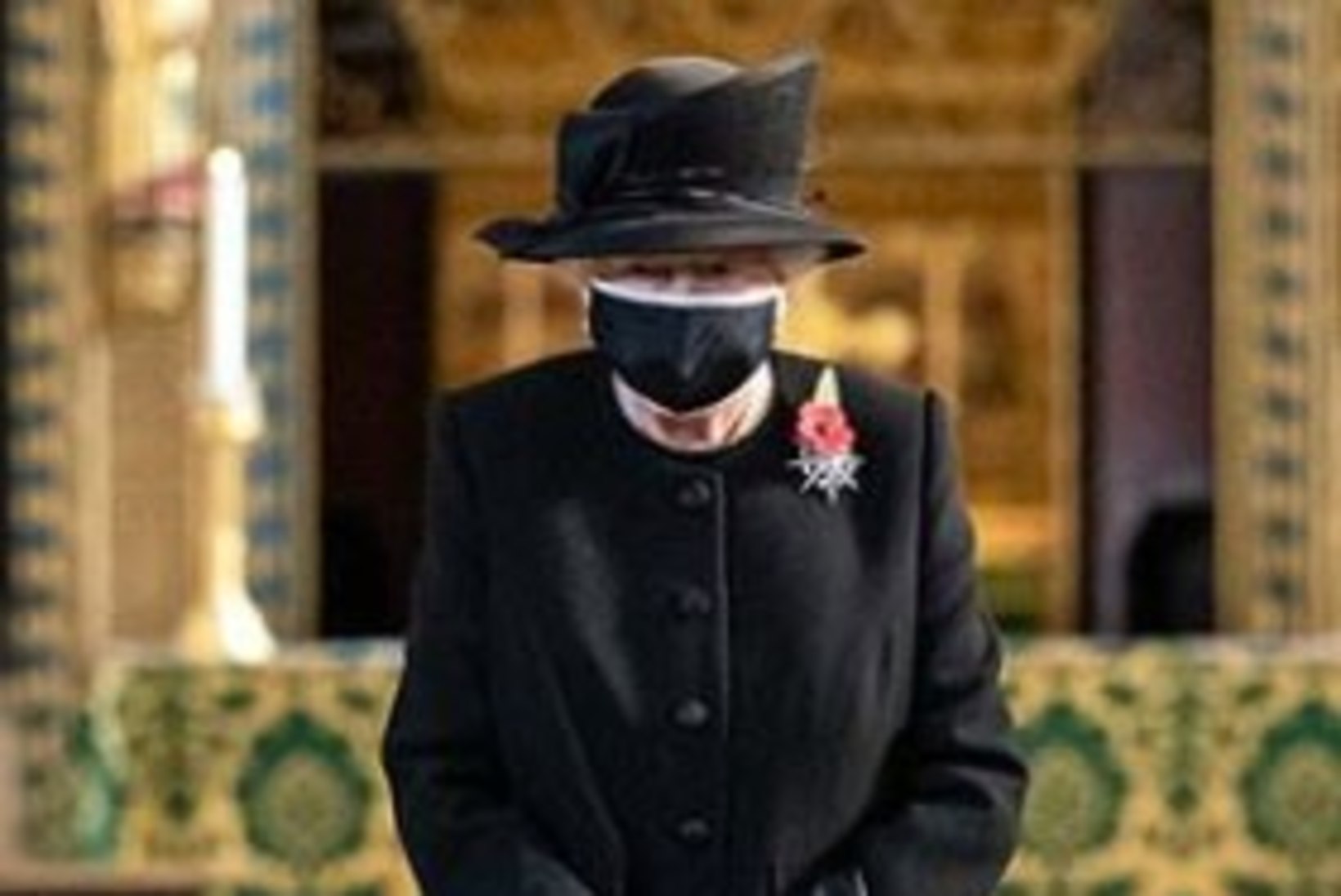 AJALOOLINE HETK: Elizabeth II kandis avalikkuse ees maski