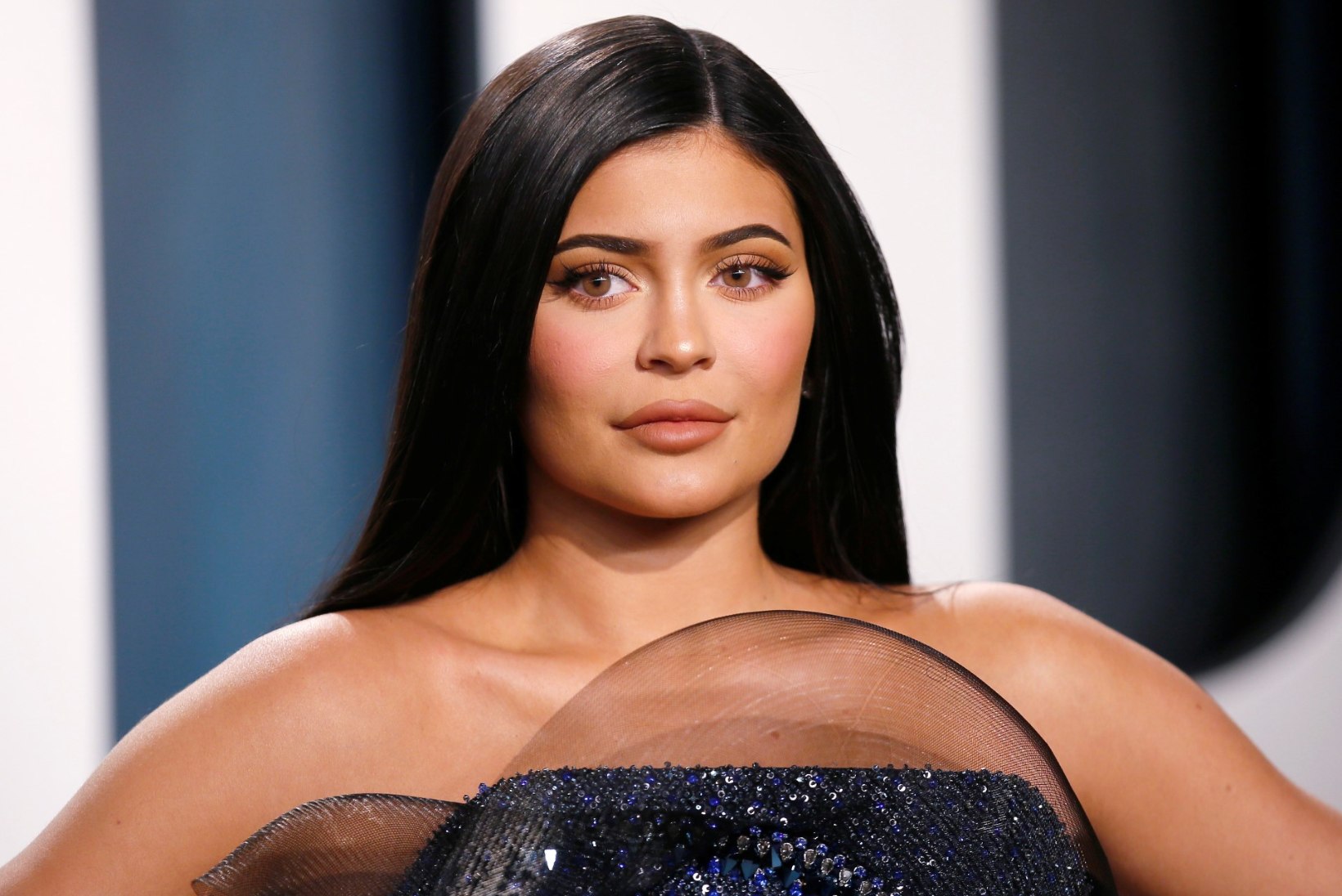 Kylie Jenner esitleb 200 miljonile fännile oma hiiglaslikku jõulupuud
