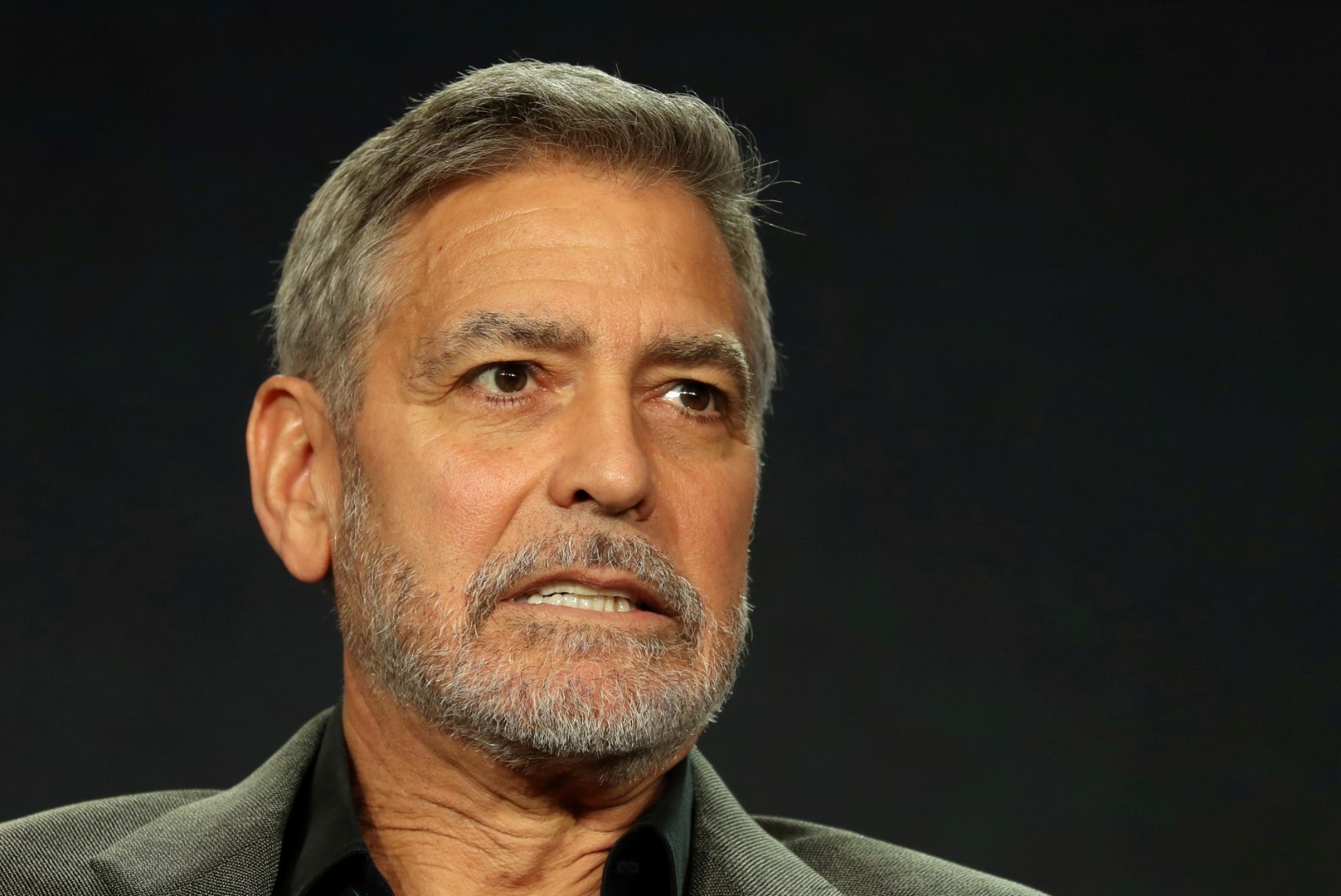 Filmirolli nimel 12 kilo alla võtnud Clooney viidi haiglasse