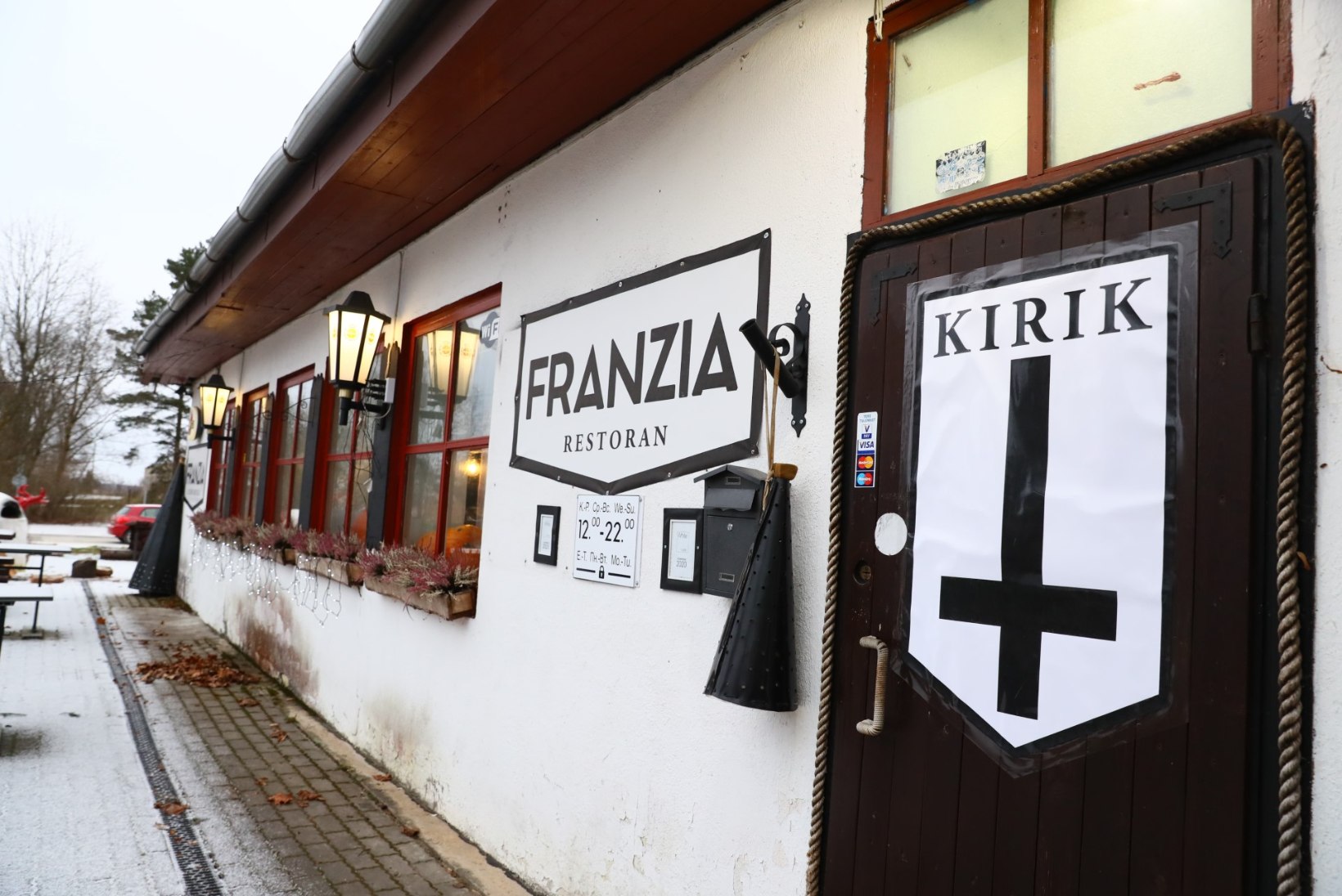 KÕRTSIST SAI KIRIK | Narva-Jõesuu menurestoran Franzia kuulutas end usuliste talituste toimumiskohaks