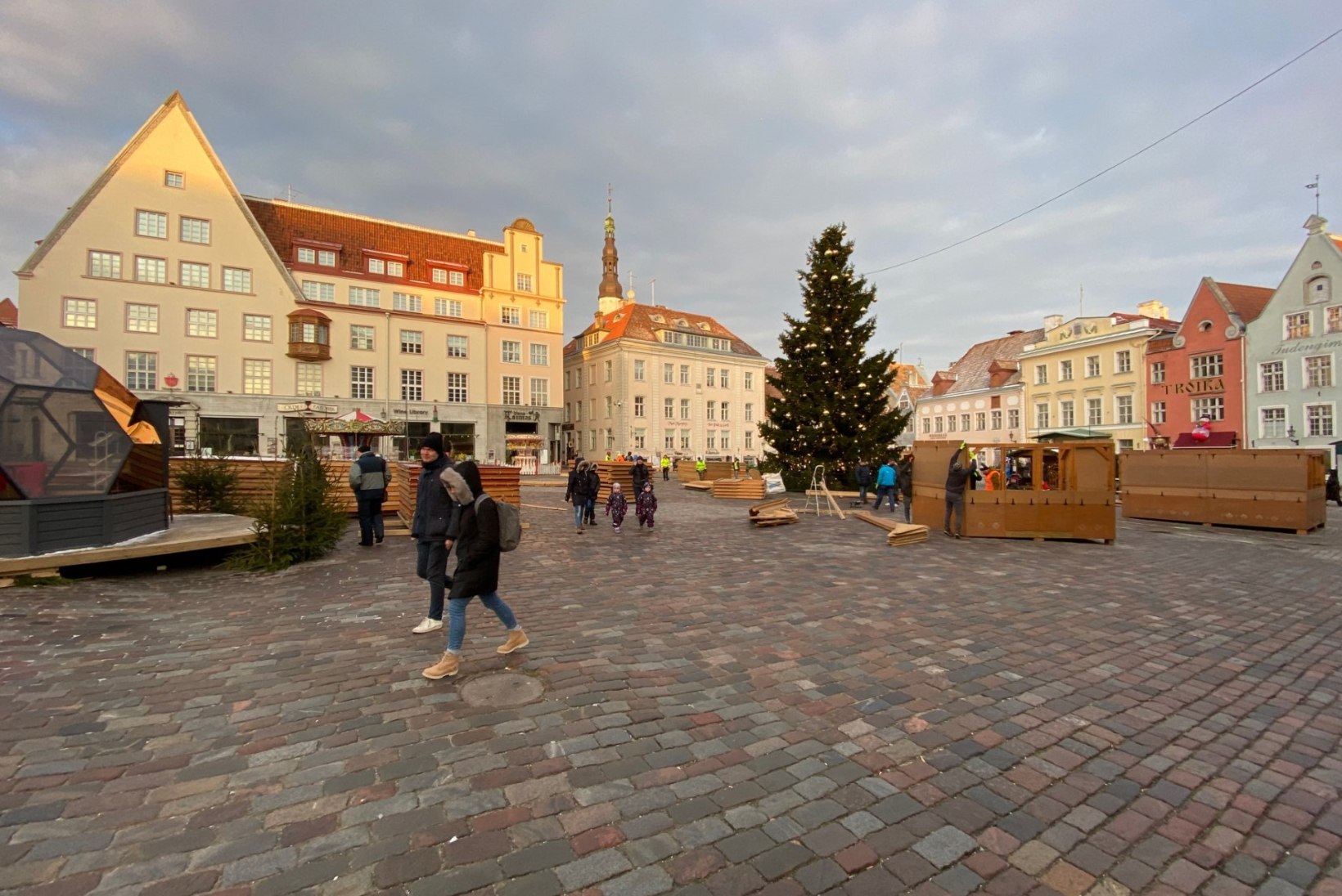 GALERII | Raekoja platsil kerkib jõuluturu asemele võlumets