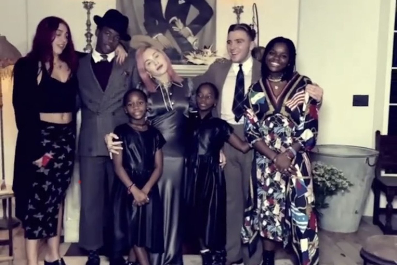 Madonna jagas haruldast videot, kus ta on kõigi oma kuue lapse seltsis